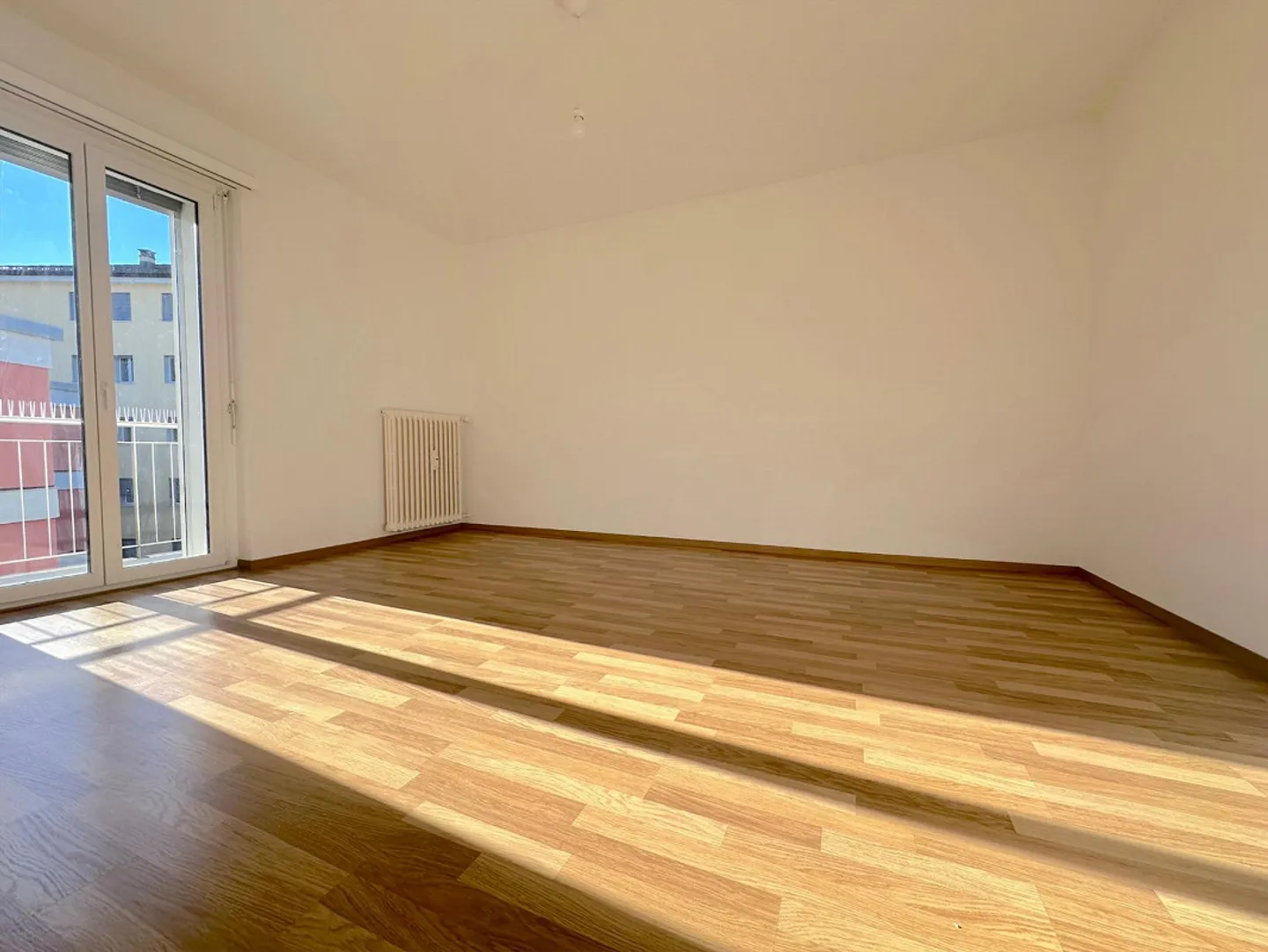 STABLE RÉNOVÉ, SPACIEUX ET LUMINEUX 2.5 PIÈCES - Photo 5 sur 8