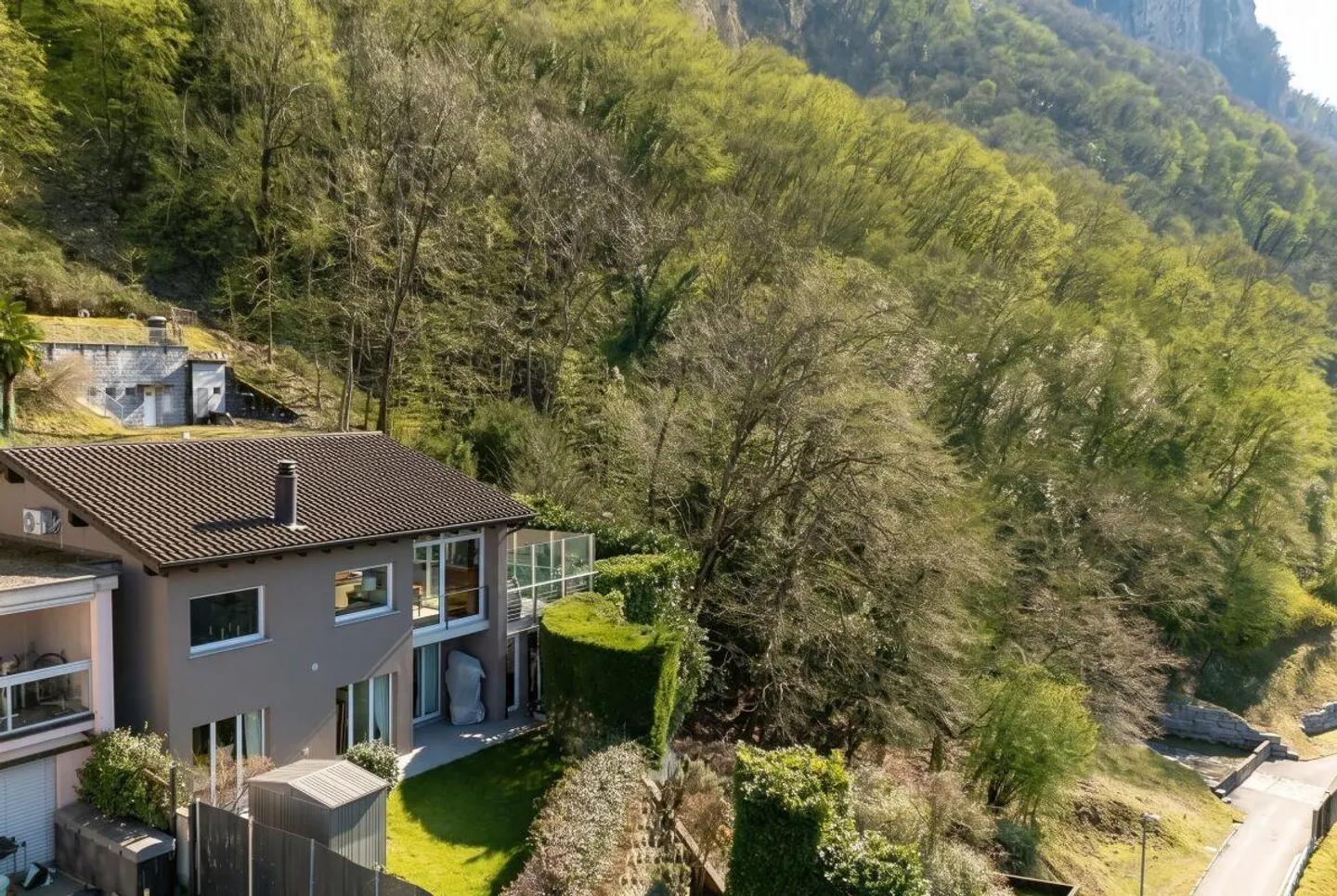 Esclusiva Casa vista lago a 180° | Exclusive house surrounded by na... - Foto 16 von 16