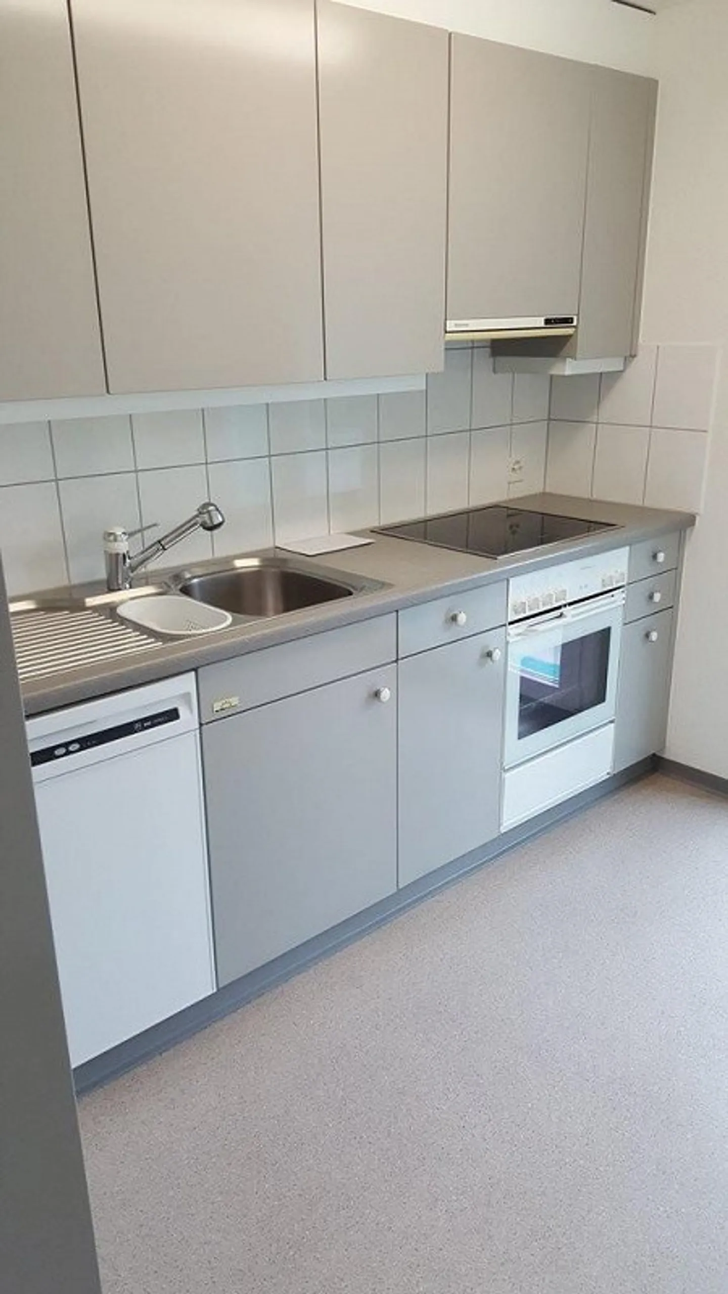 RENT WITHOUT DEPOSIT - Affordable and close to the train station - Photo 2 of 5