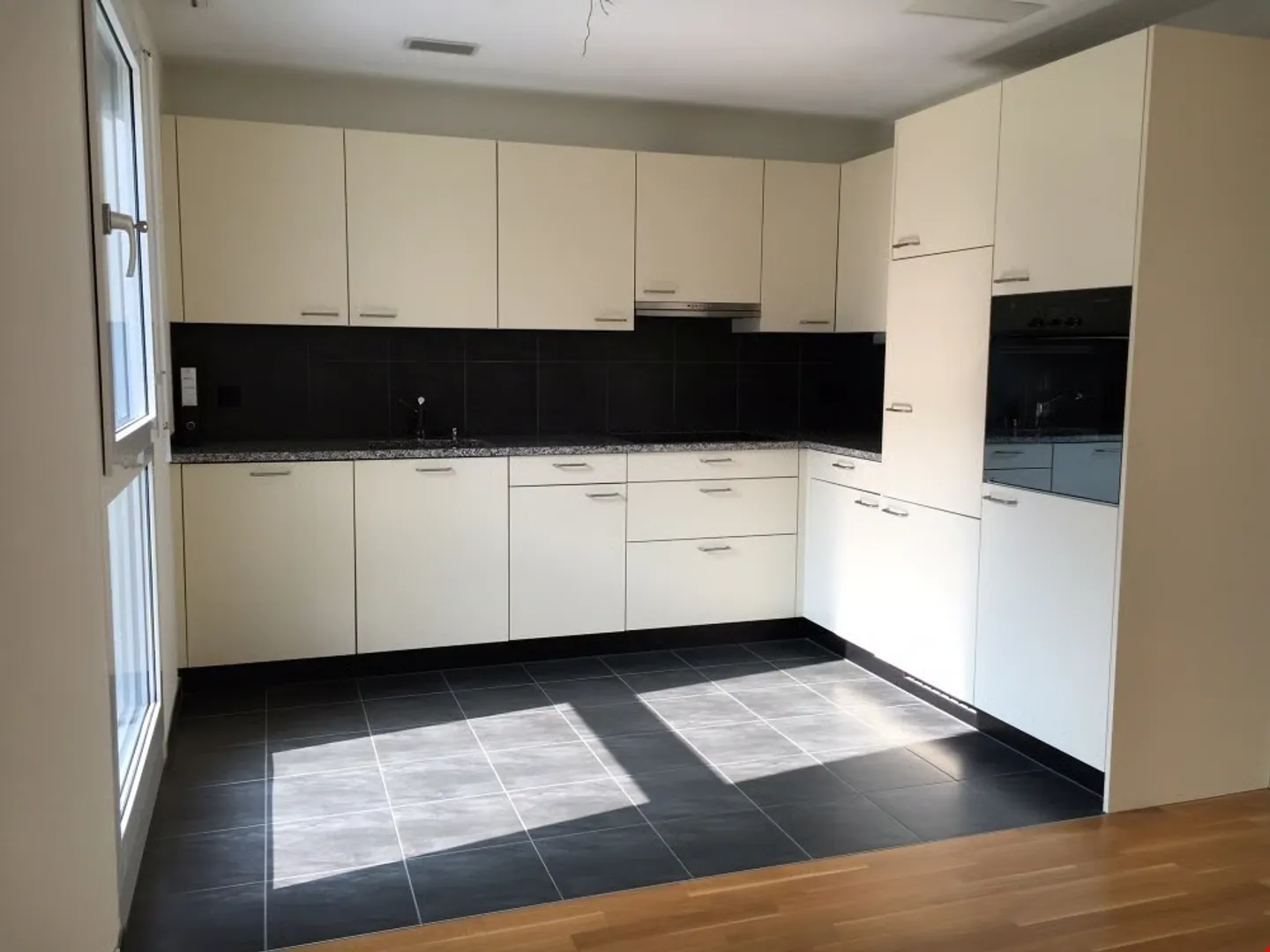 Appartement moderne de 3,5 pièces avec balcon - Photo 2 sur 10