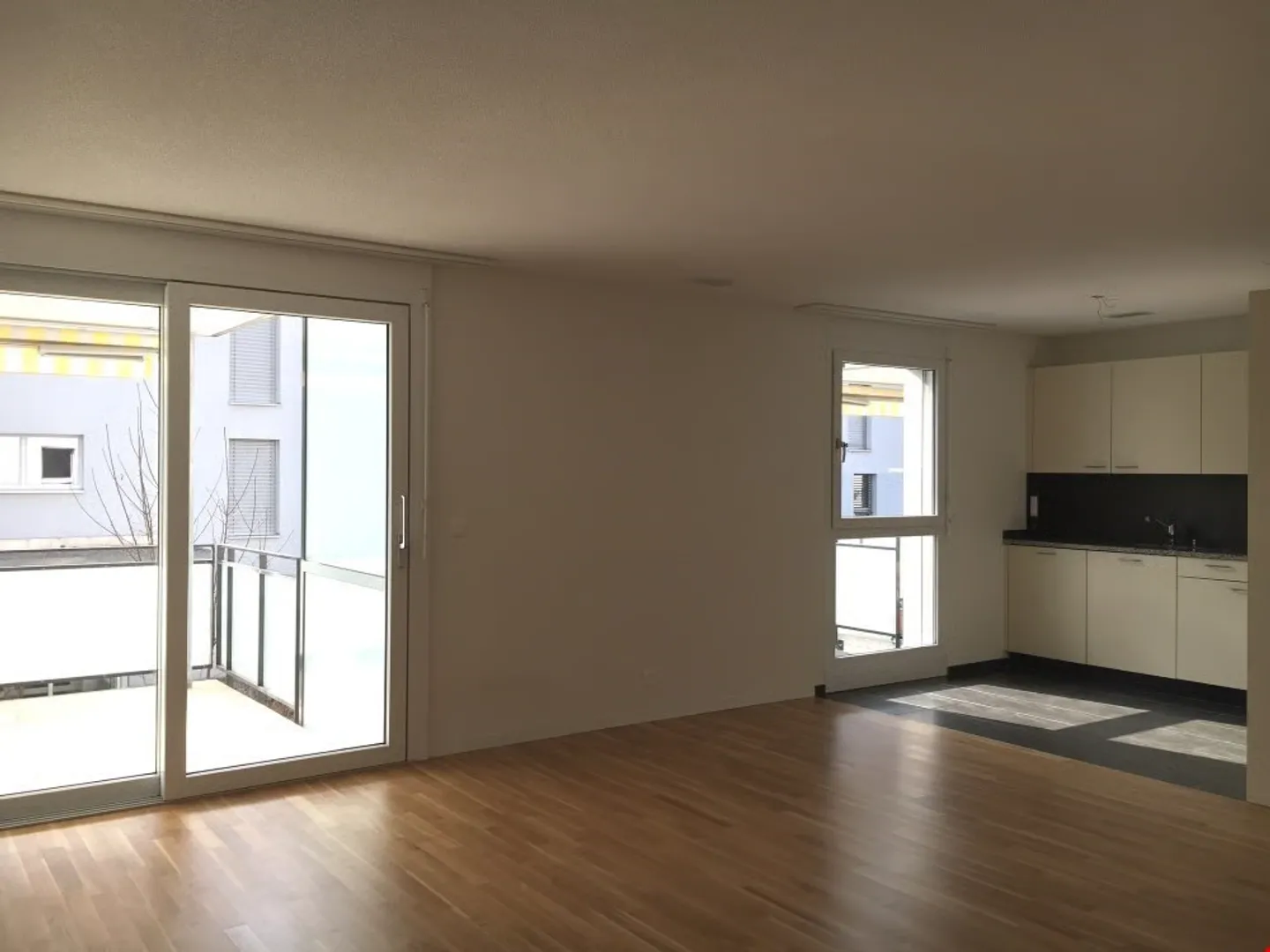 Appartement moderne de 3,5 pièces avec balcon - Photo 3 sur 10