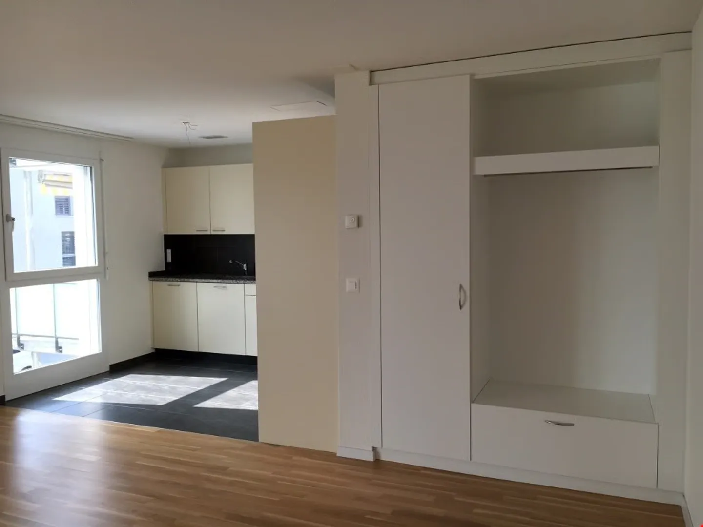 Appartement moderne de 3,5 pièces avec balcon - Photo 4 sur 10