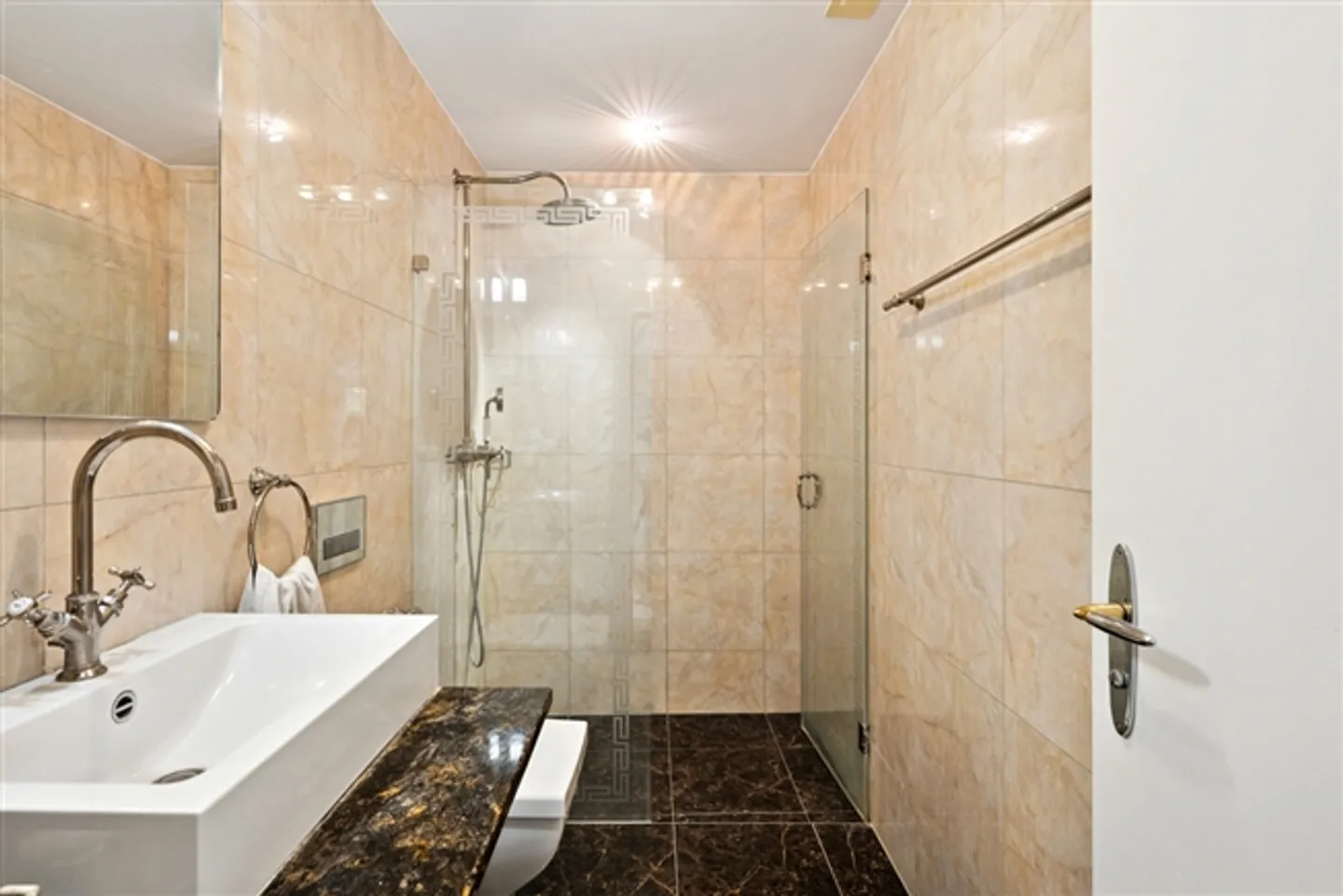 Appartement au rez-de-chaussée avec finition haut de gamme, grande terrasse et jardin - Photo 7 sur 10