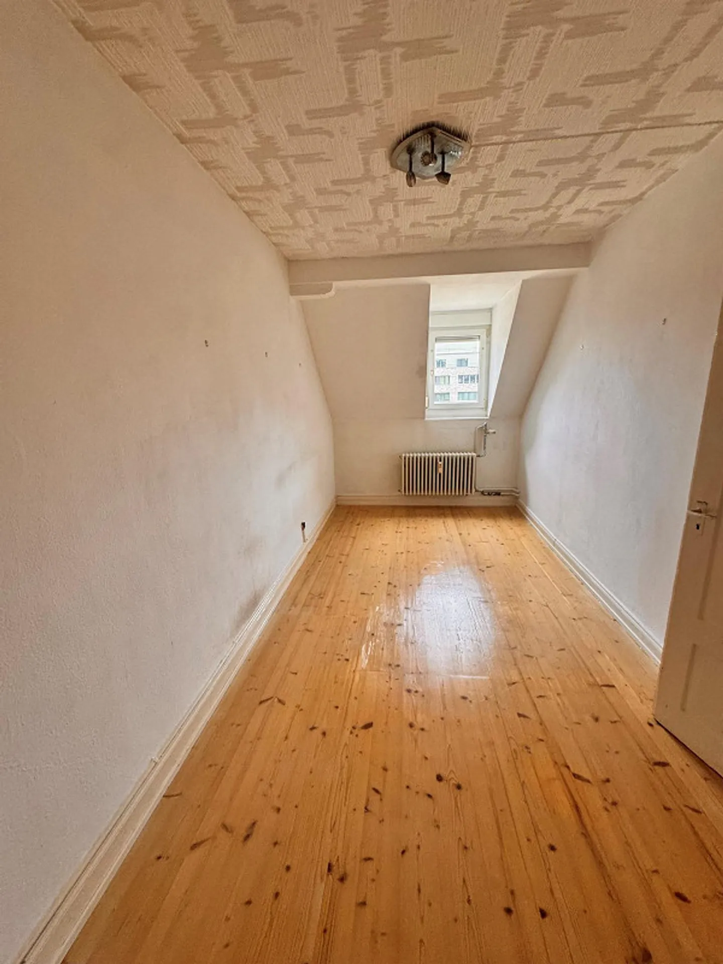 Freshly renovated attic apartment with charm and large living area - Photo 4 of 6