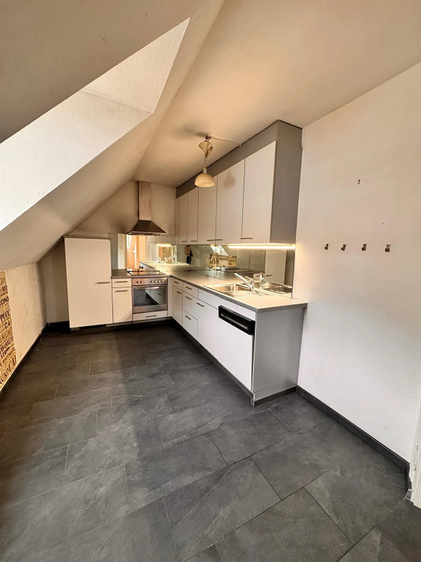 Freshly renovated attic apartment with charm and large living area - Photo 5 of 6