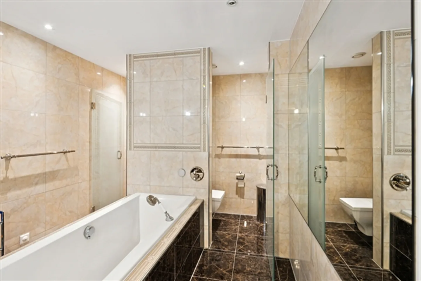 Appartement au rez-de-chaussée avec finition haut de gamme, grande terrasse et jardin - Photo 8 sur 10