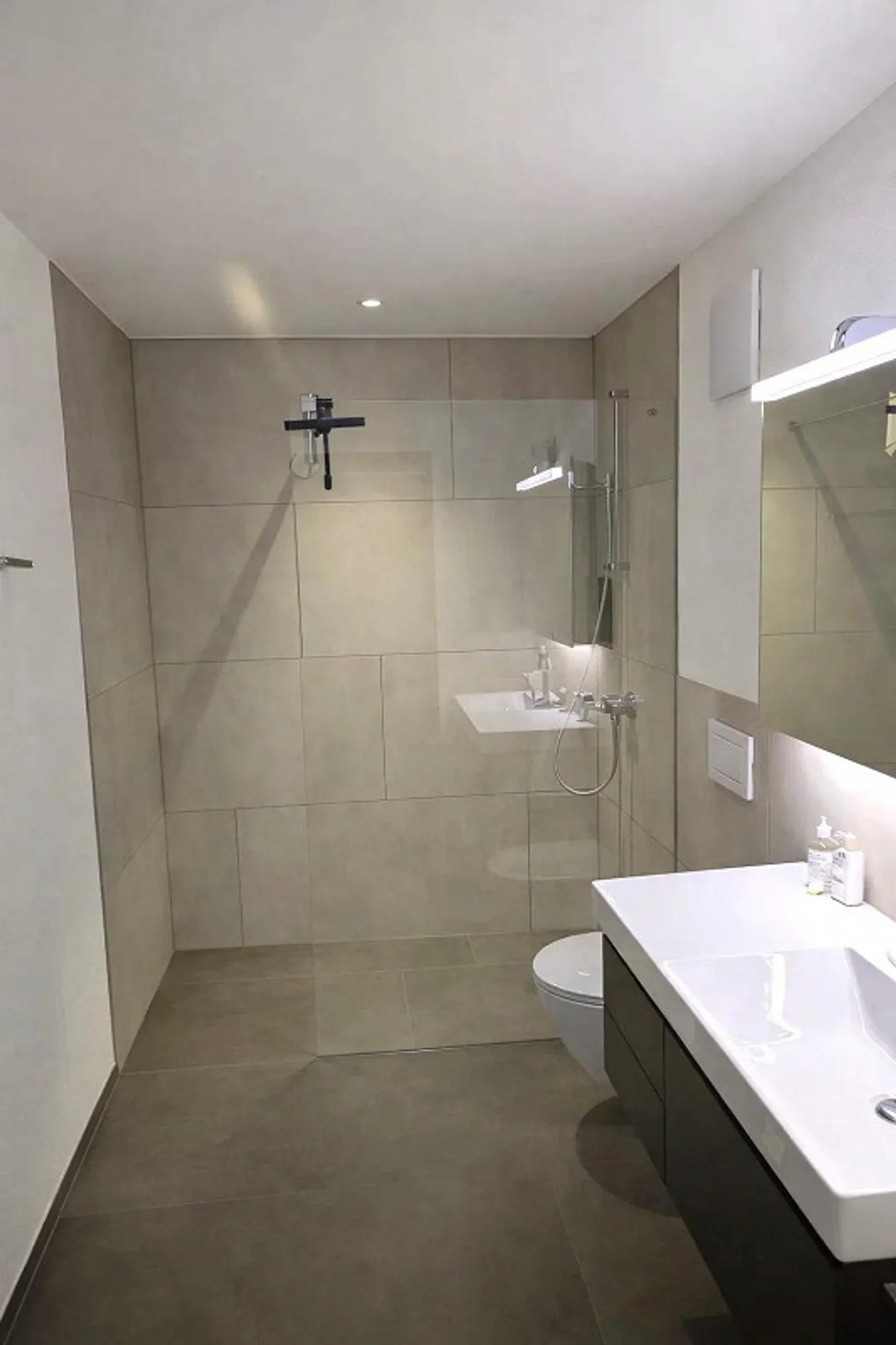 Appartement exclusif de 67m² avec deux salles de bains et une salle de bricolage séparée - Photo 4 sur 8