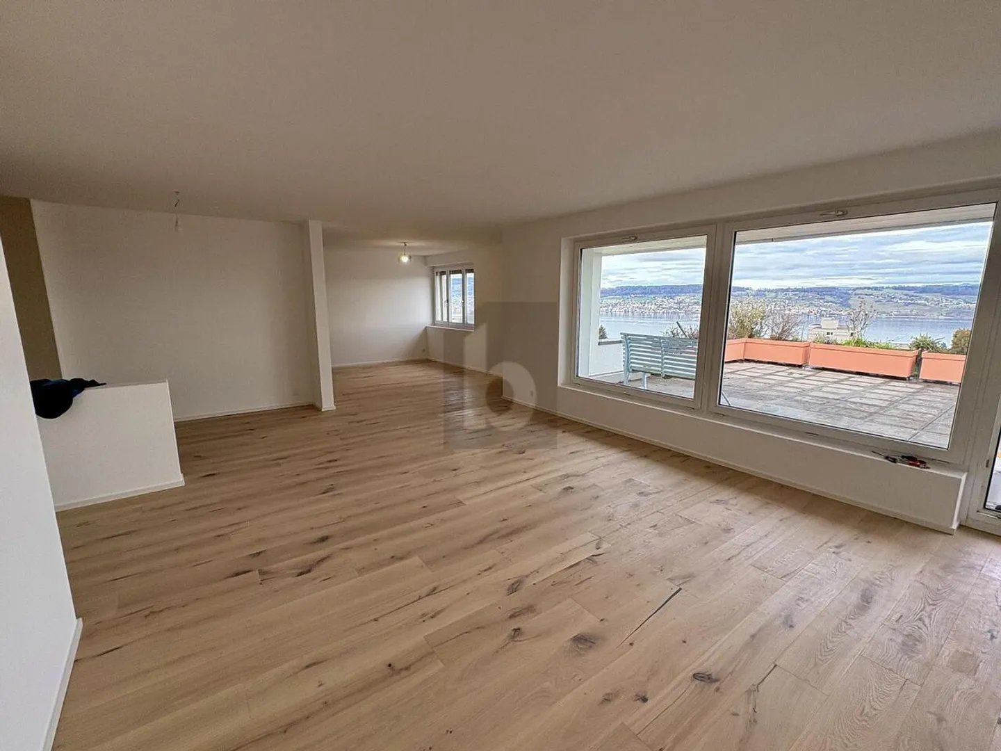 FRISCH RENOVIERT MIT WUNDERBARER AUSSICHT - Foto 3 von 6