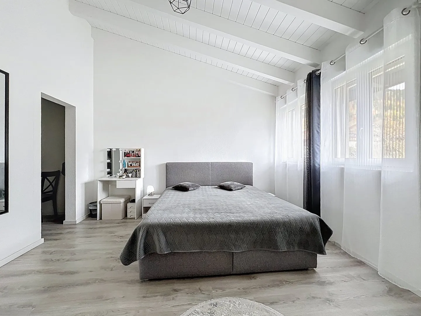 Villa of Superlatives in Chézard-Saint-Martin – Elegance, modern comfort, and high-quality execution. - Photo 8 of 14