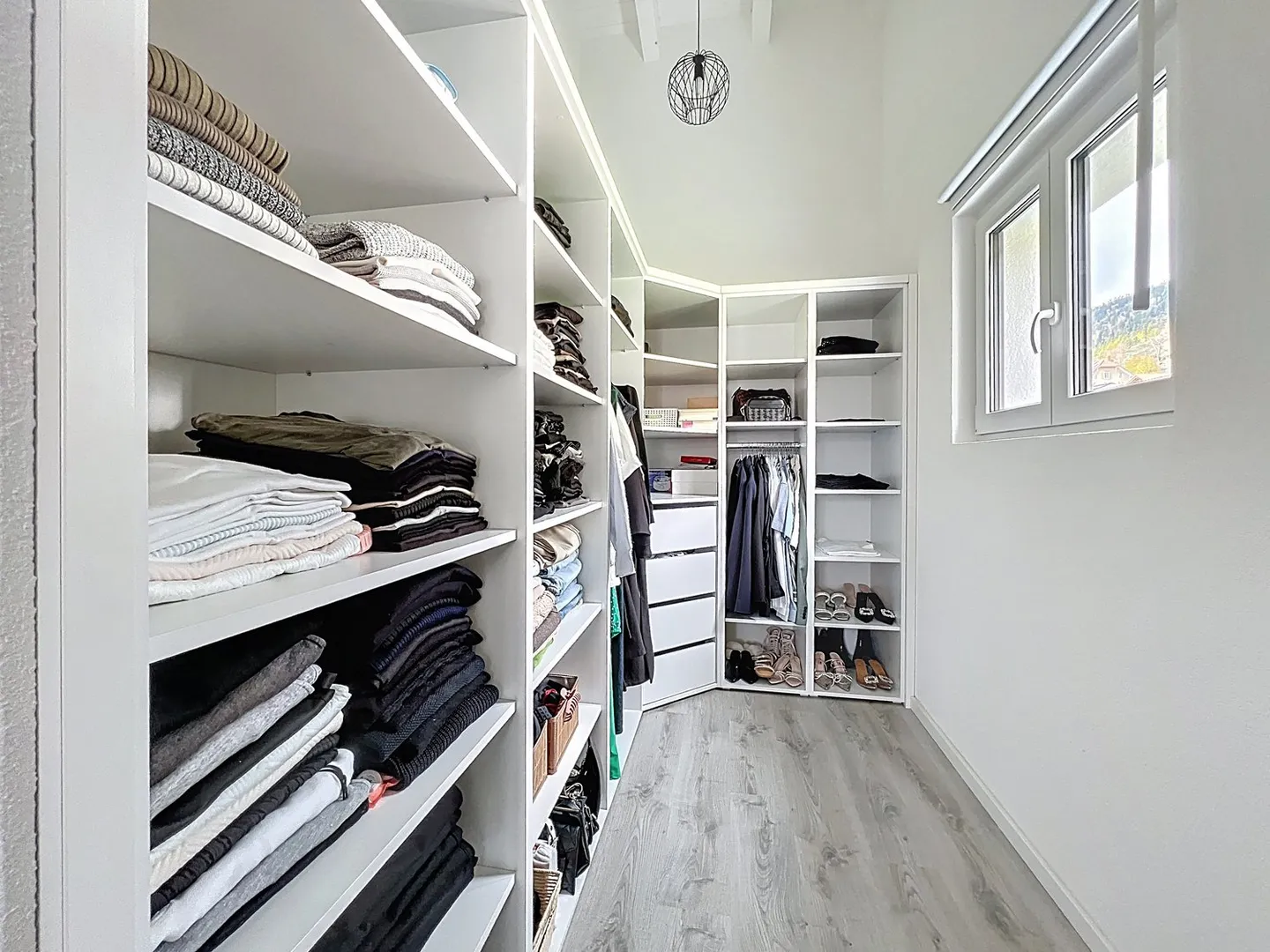 Villa of Superlatives in Chézard-Saint-Martin – Elegance, modern comfort, and high-quality execution. - Photo 9 of 14