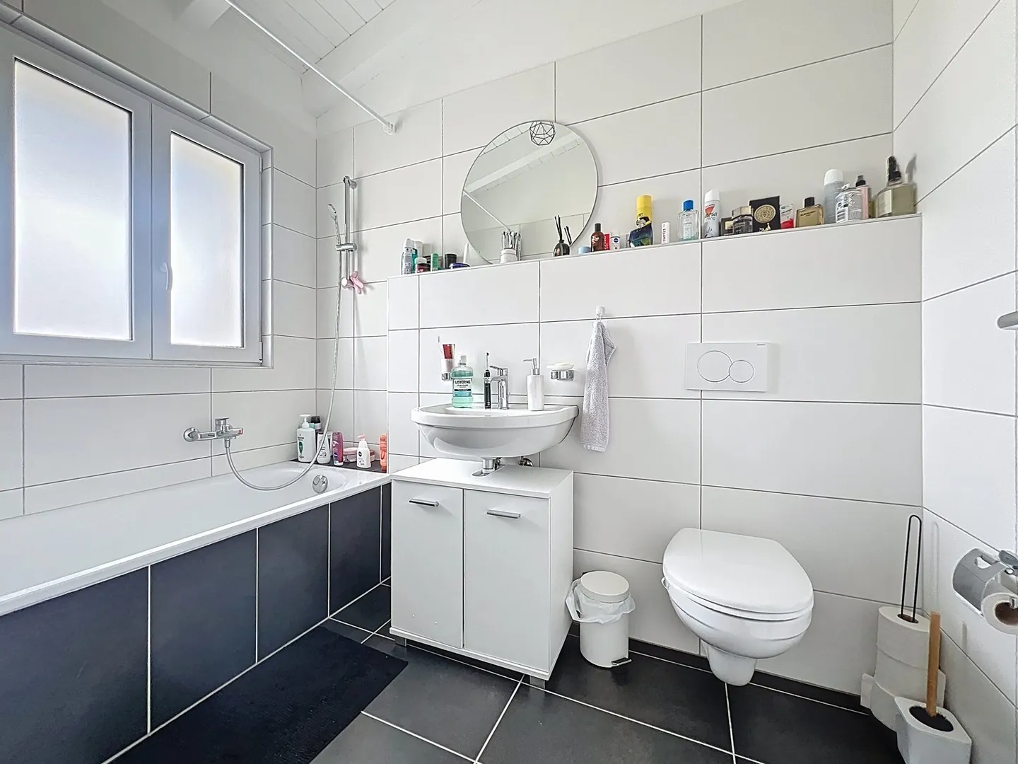 Villa of Superlatives in Chézard-Saint-Martin – Elegance, modern comfort, and high-quality execution. - Photo 10 of 14