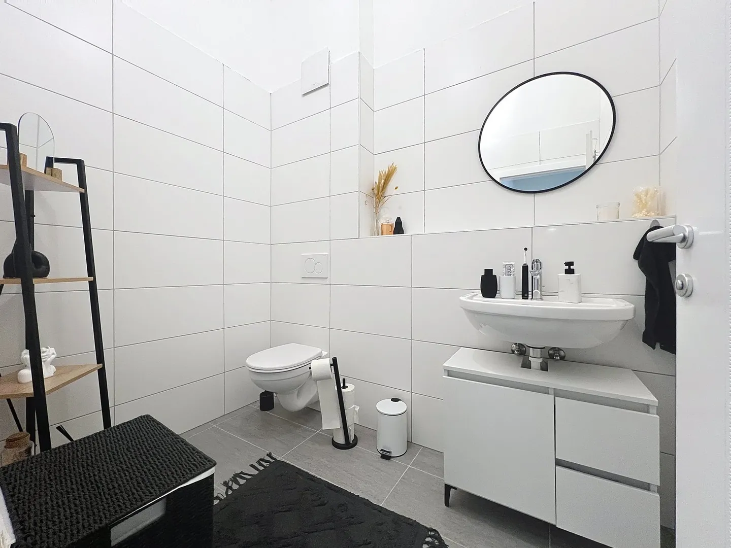 Villa of Superlatives in Chézard-Saint-Martin – Elegance, modern comfort, and high-quality execution. - Photo 11 of 14