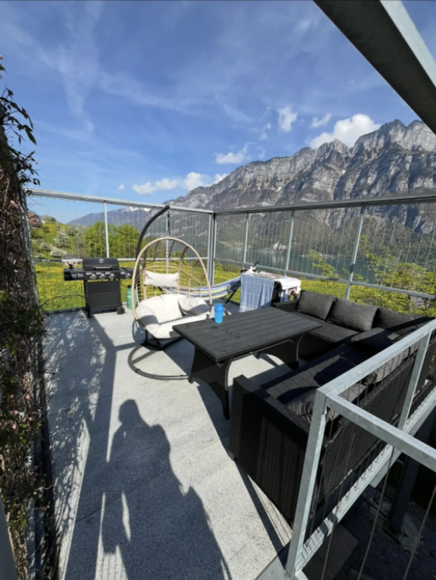 Quietly located 4.5 maisonette apartment with stunning lake and mountain views - Photo 1 of 12