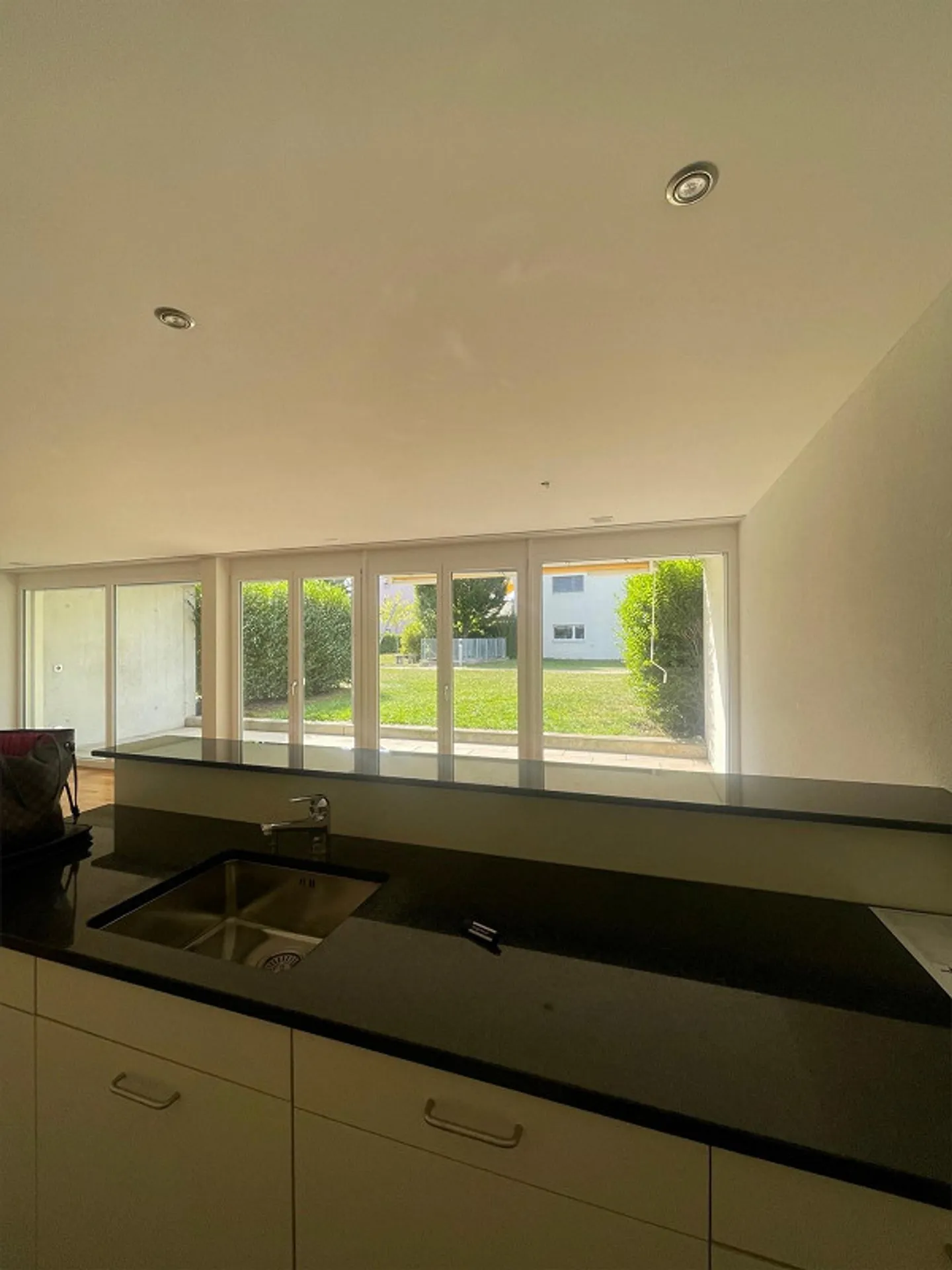 Appartement lumineux et moderne au rez-de-chaussée dans un emplacement central - Photo 3 sur 13