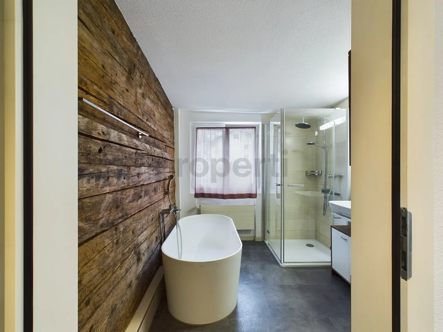 Quietly located 4.5 maisonette apartment with stunning lake and mountain views - Photo 10 of 12
