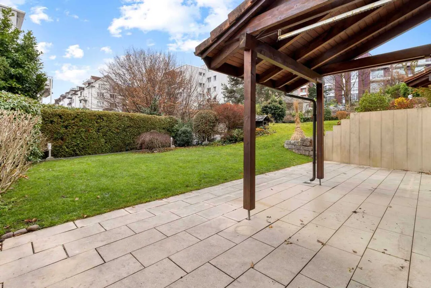 Spacious Living in a 5½ Room Townhouse Near the Lake - Photo 2 of 12