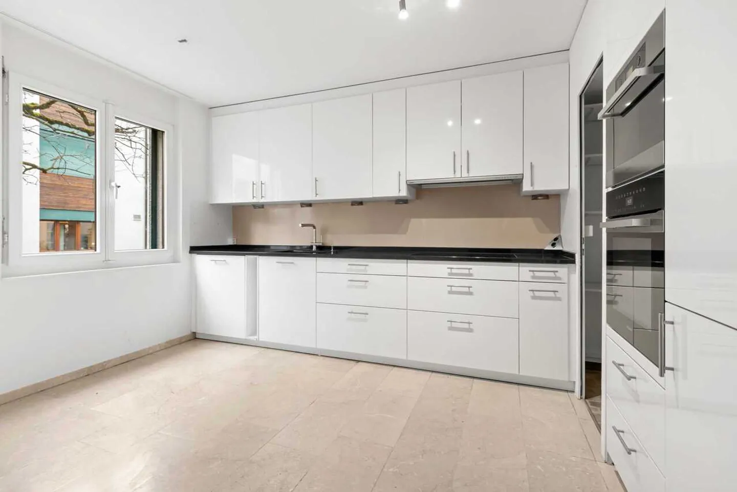 Spacious Living in a 5½ Room Townhouse Near the Lake - Photo 3 of 12