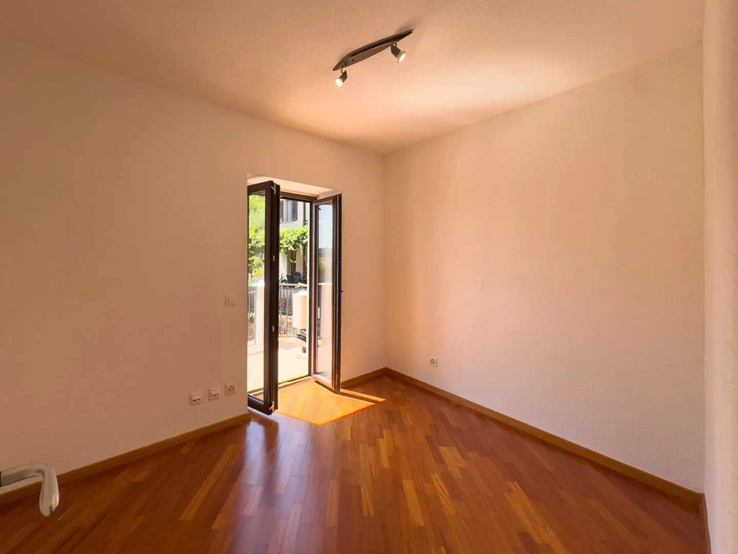 Casa ristrutturata con due appartamenti e vista lago - Foto 2 di 9