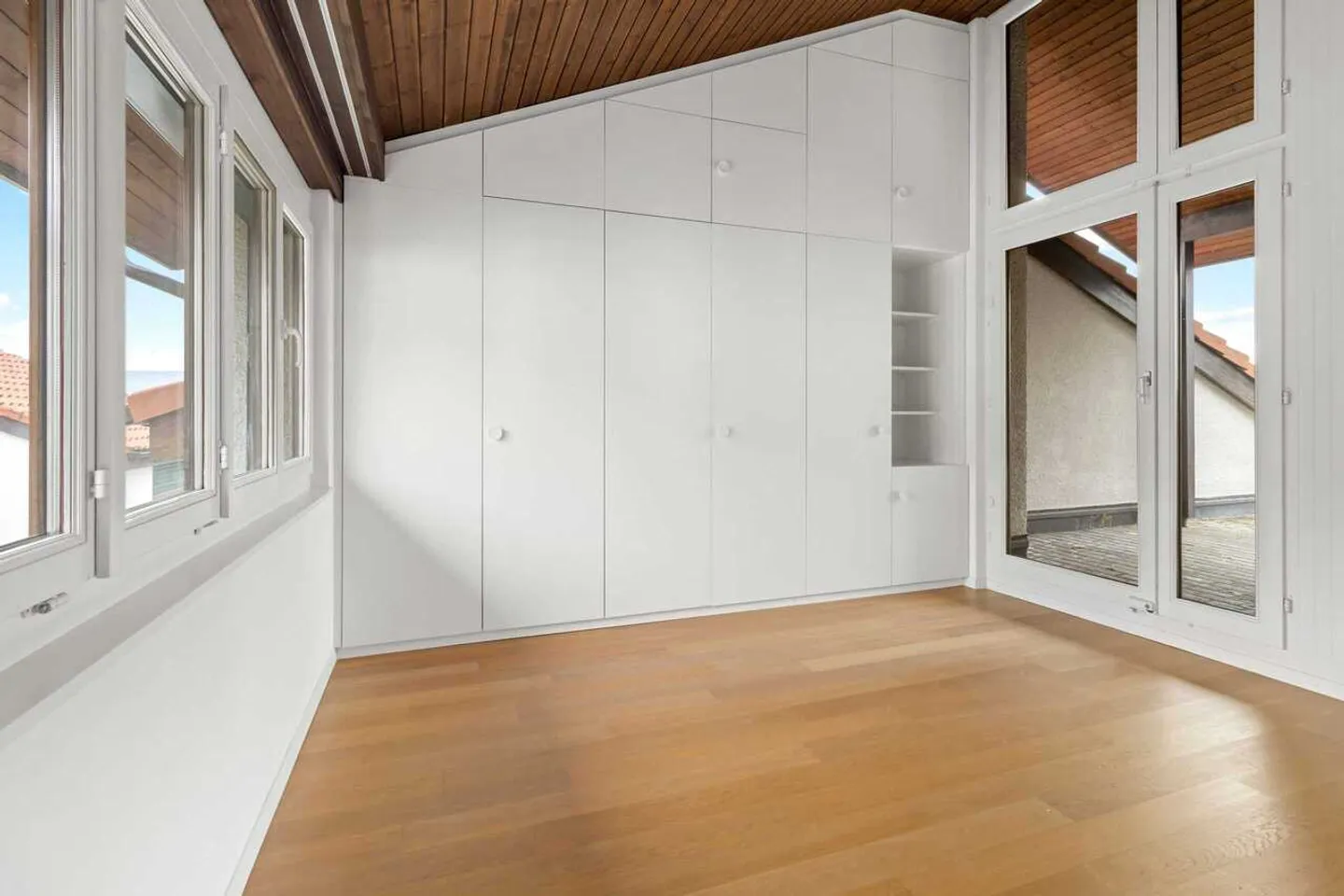 Spacious Living in a 5½ Room Townhouse Near the Lake - Photo 1 of 12