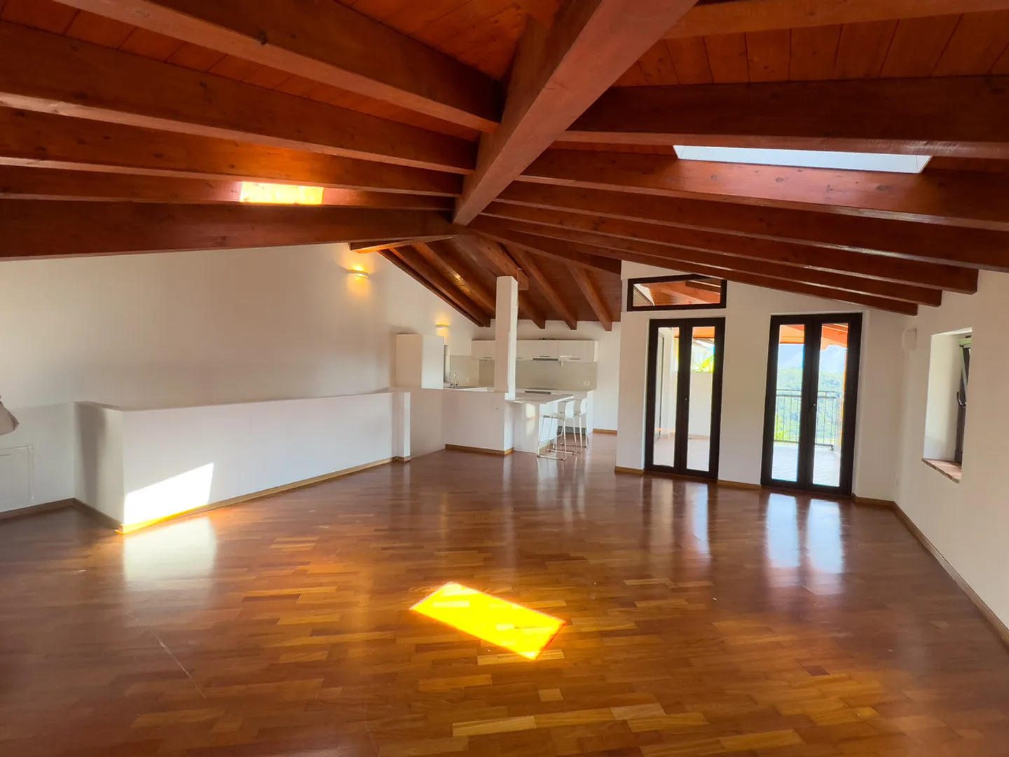 Casa ristrutturata con due appartamenti e vista lago - Foto 1 di 9