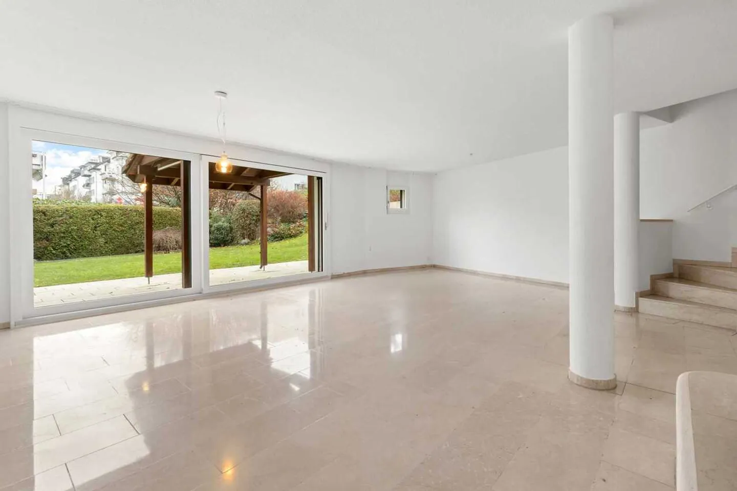 Spacious Living in a 5½ Room Townhouse Near the Lake - Photo 4 of 12