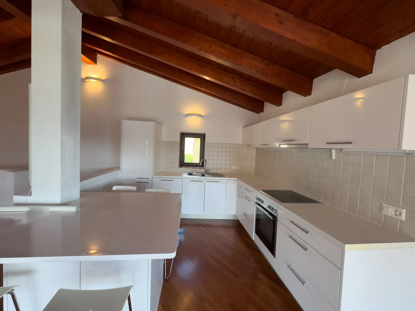 Casa ristrutturata con due appartamenti e vista lago - Foto 3 di 9