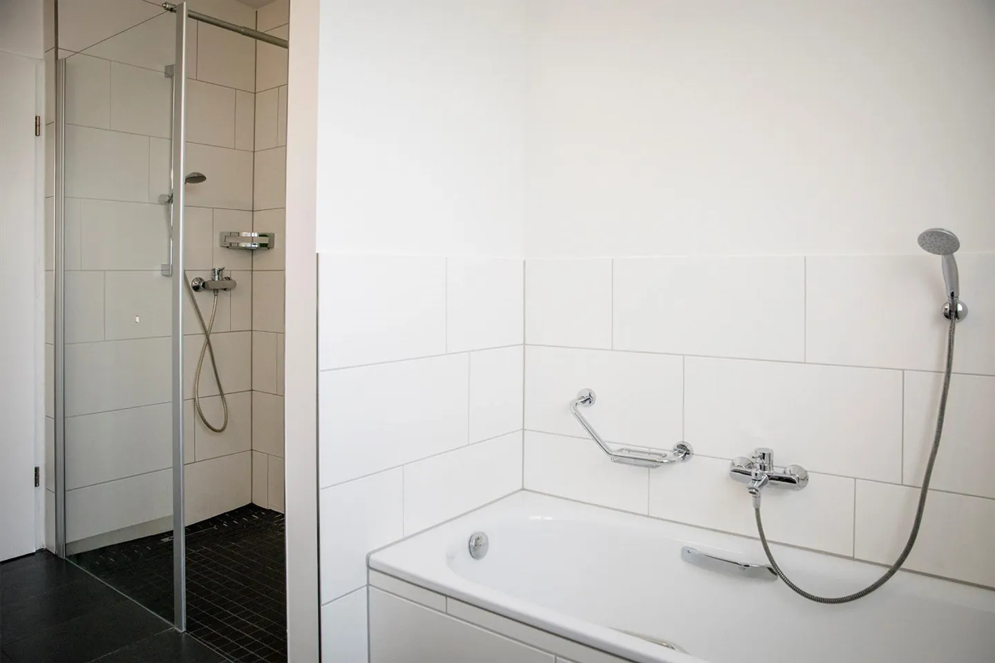 Modern apartment with large balcony - Photo 3 of 6