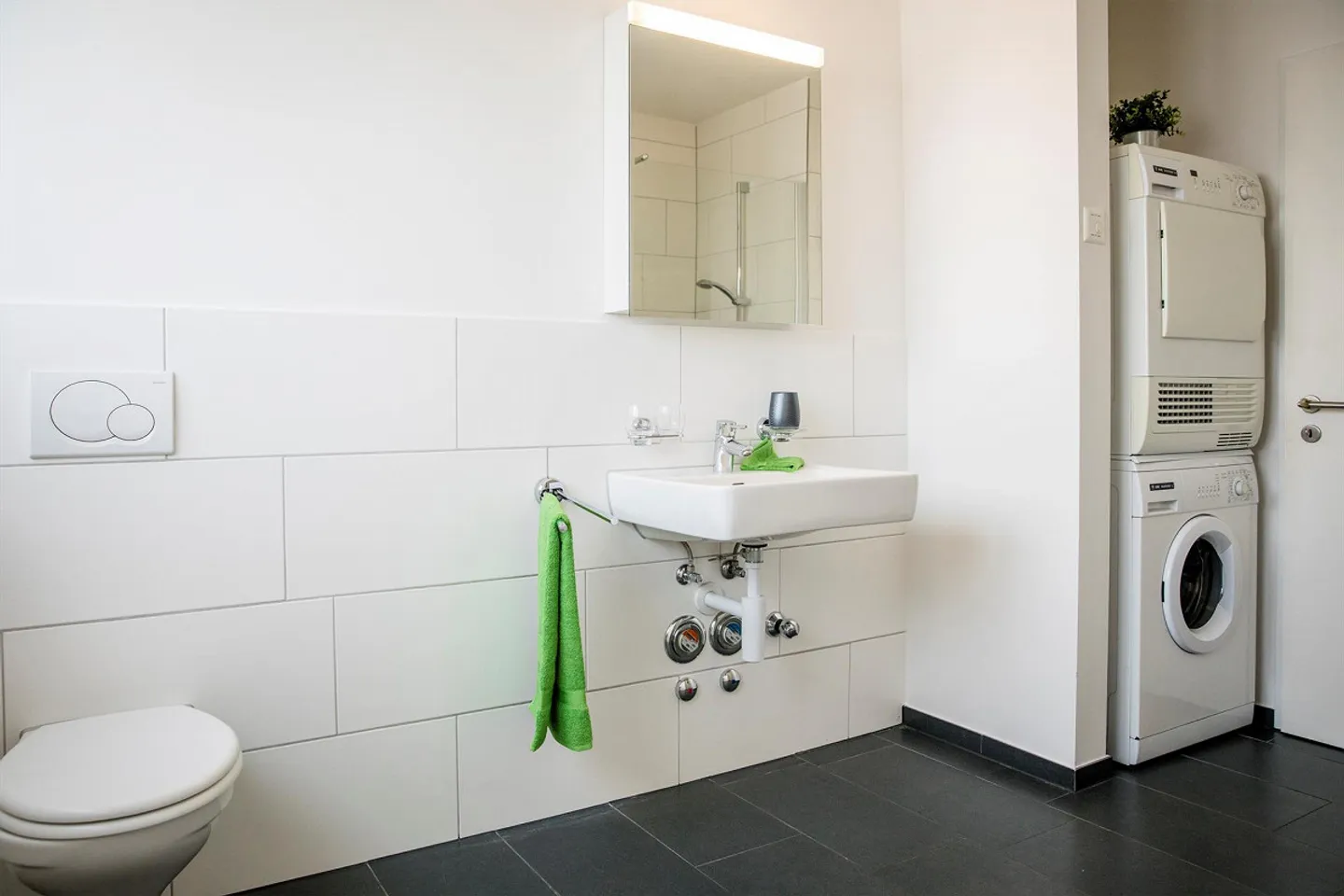 Modern apartment with large balcony - Photo 4 of 6