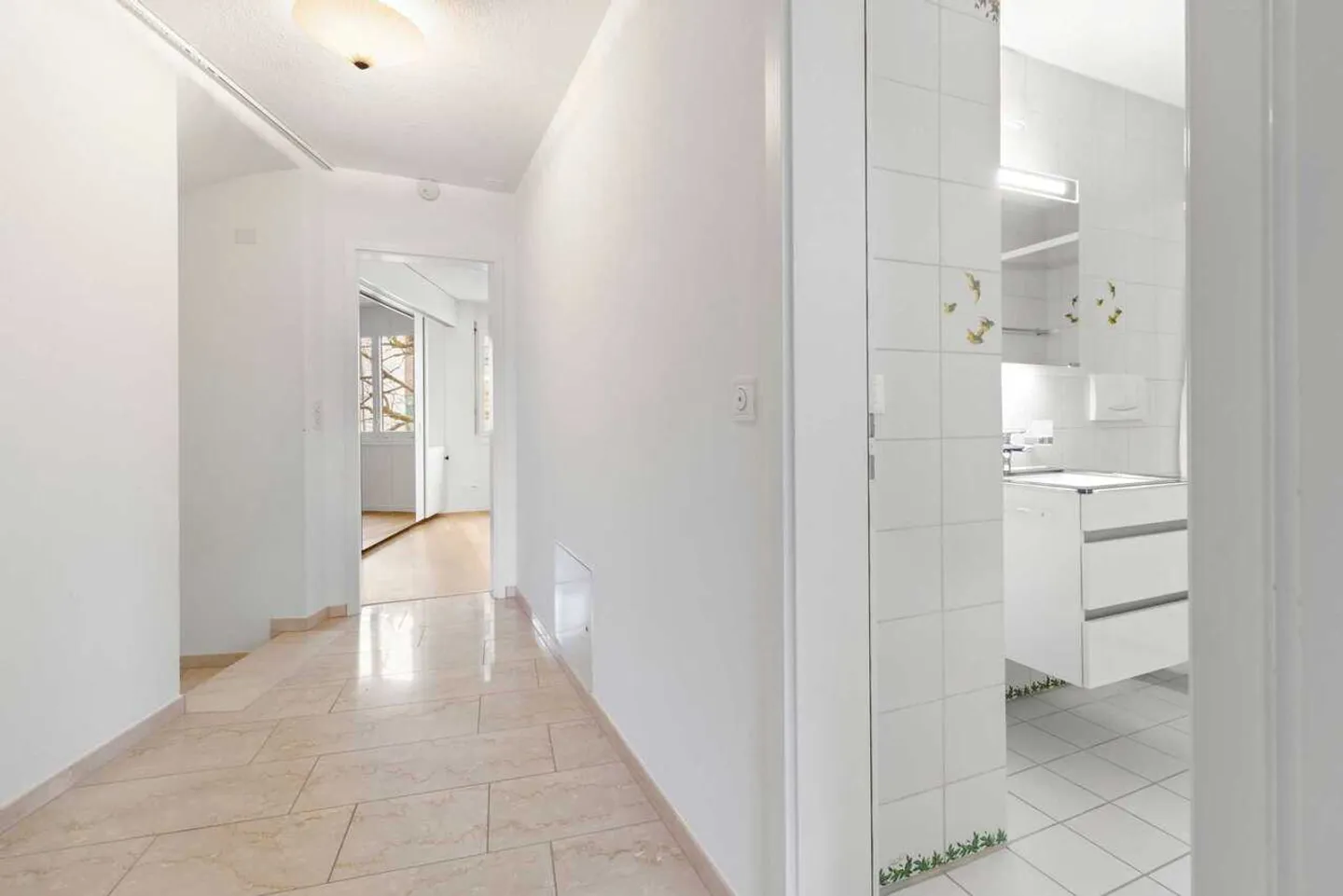 Spacious Living in a 5½ Room Townhouse Near the Lake - Photo 8 of 12