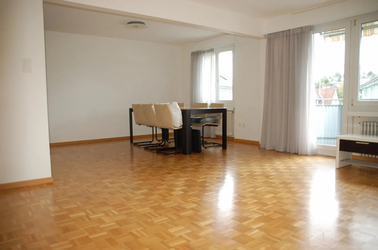 Appartamento luminoso e ben curato di 3,5 locali con grande soggiorno - Foto 2 di 6