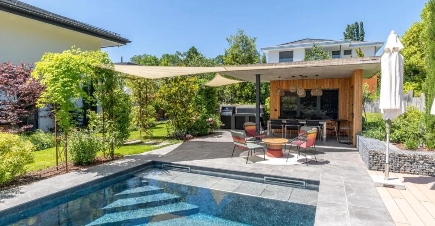 Villa contemporanea con piscina - Foto 11 di 12