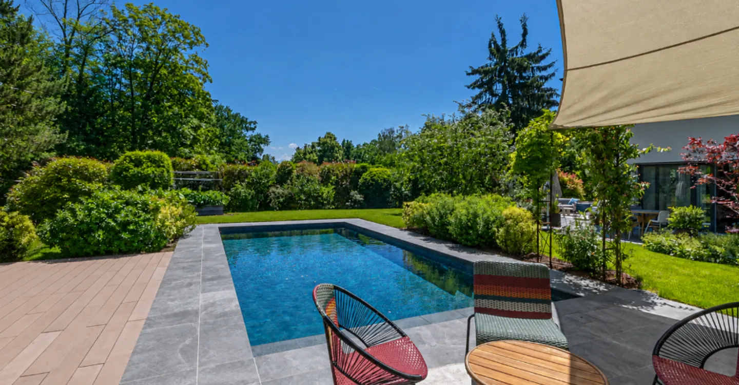 Villa contemporanea con piscina - Foto 1 di 12