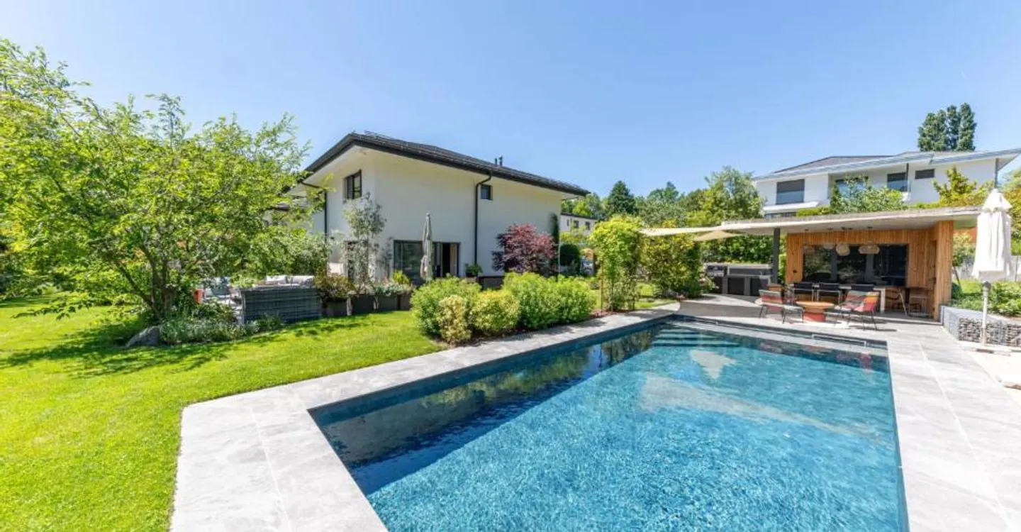 Villa contemporanea con piscina - Foto 2 di 12