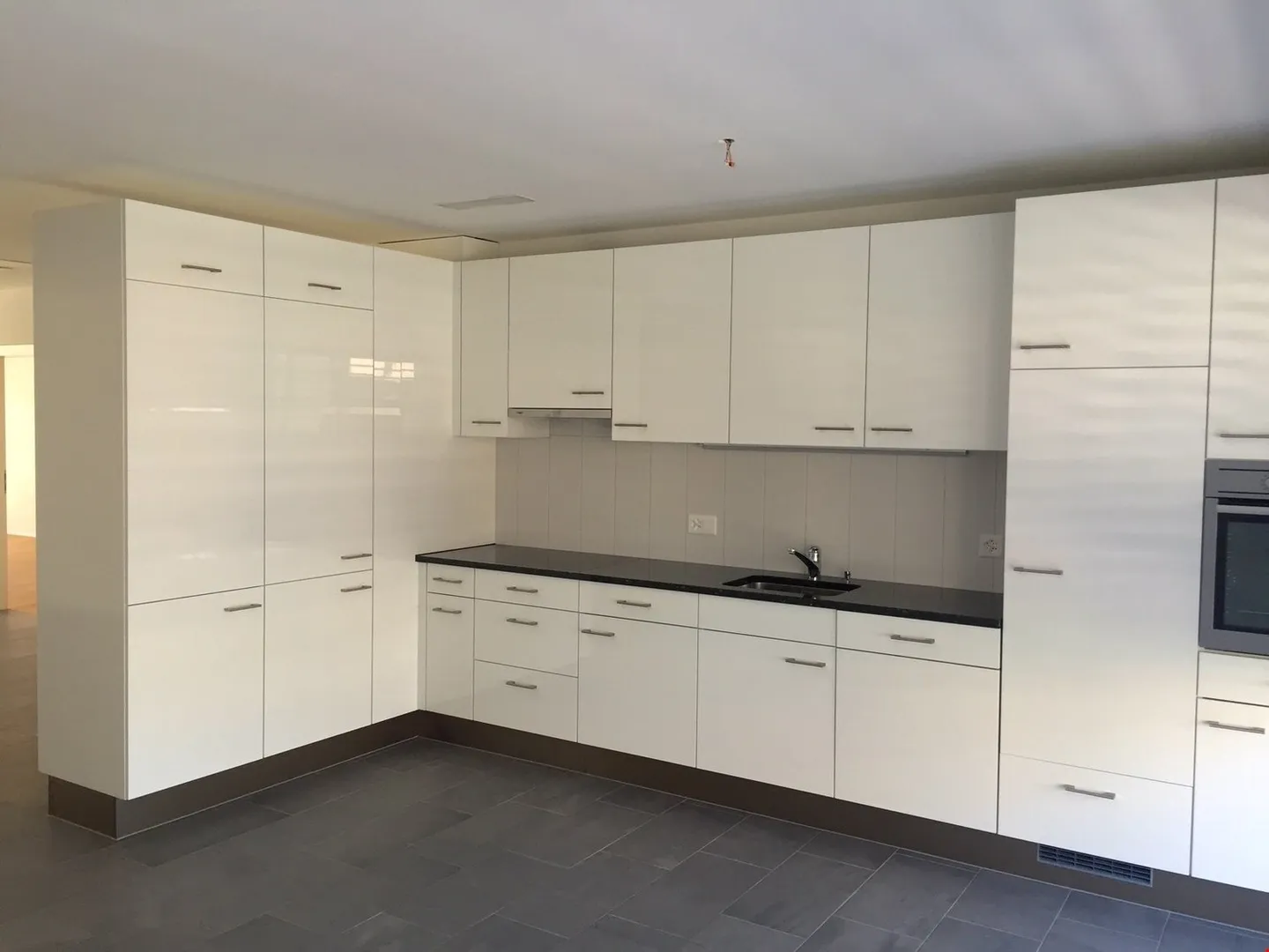 Appartement moderne de 4,5 pièces dans le quartier d'Oberfeld - Photo 2 sur 10