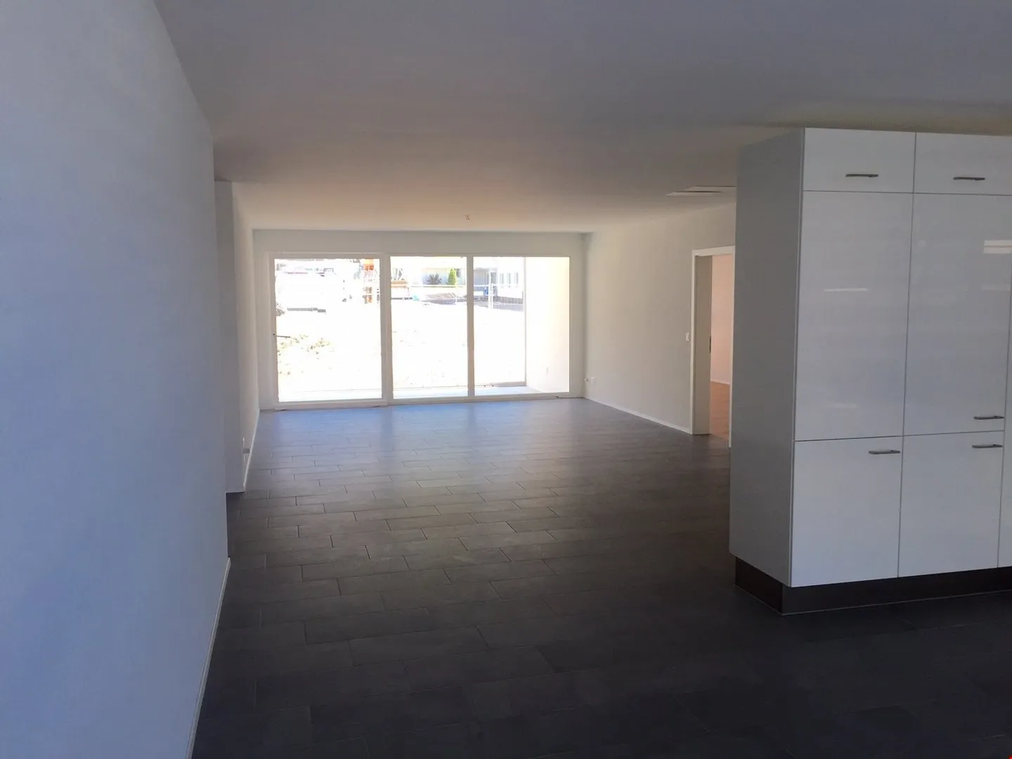 Appartement moderne de 4,5 pièces dans le quartier d'Oberfeld - Photo 3 sur 10