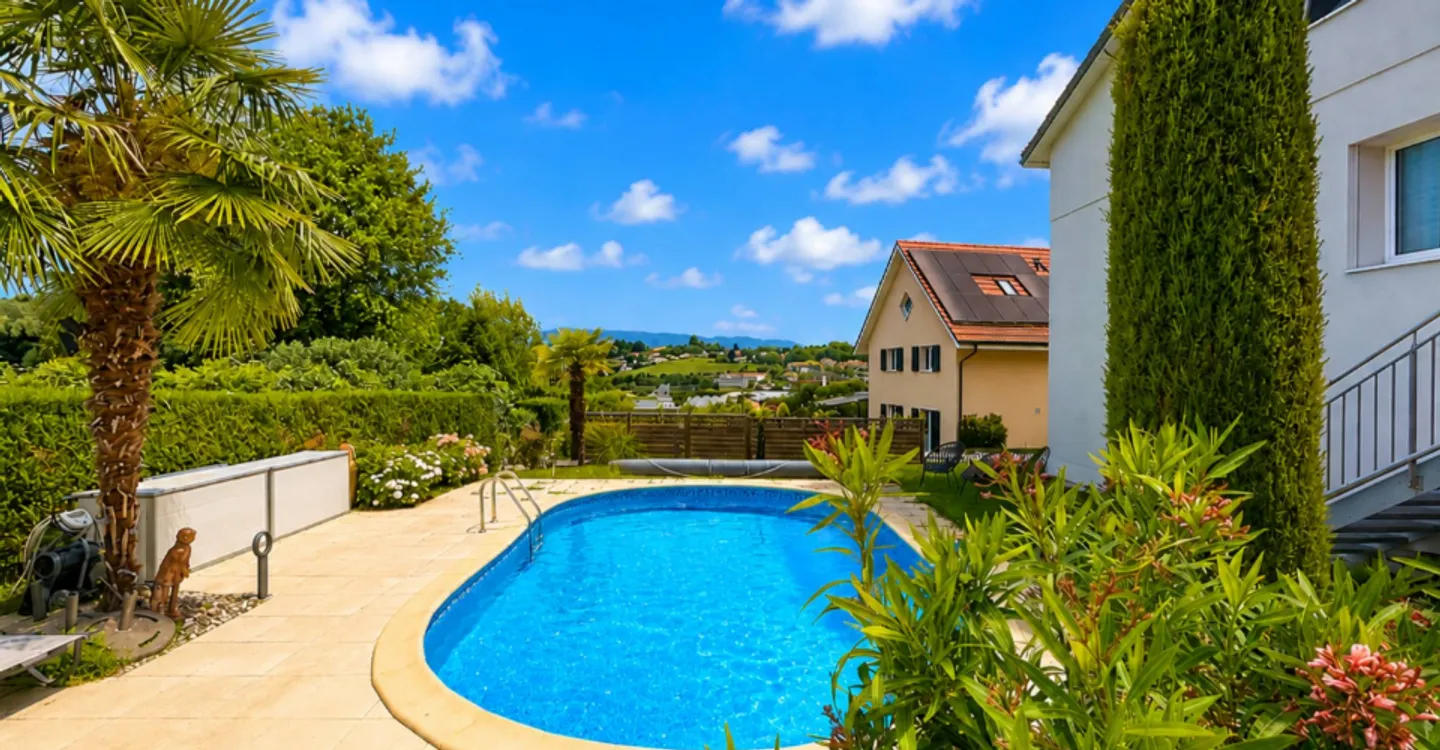Individual villa with independent studio - Photo 1 of 13