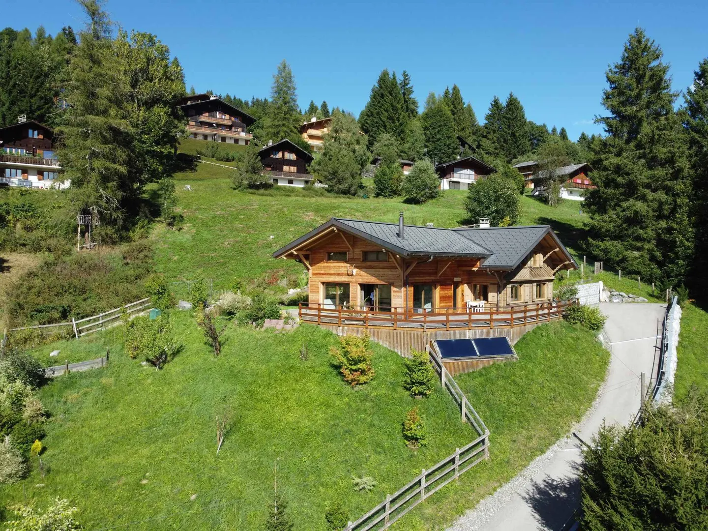 Chalet Magnificato con 7,5 Camere e Vista Mozzafiato sulle Montagne - Foto 1 di 13