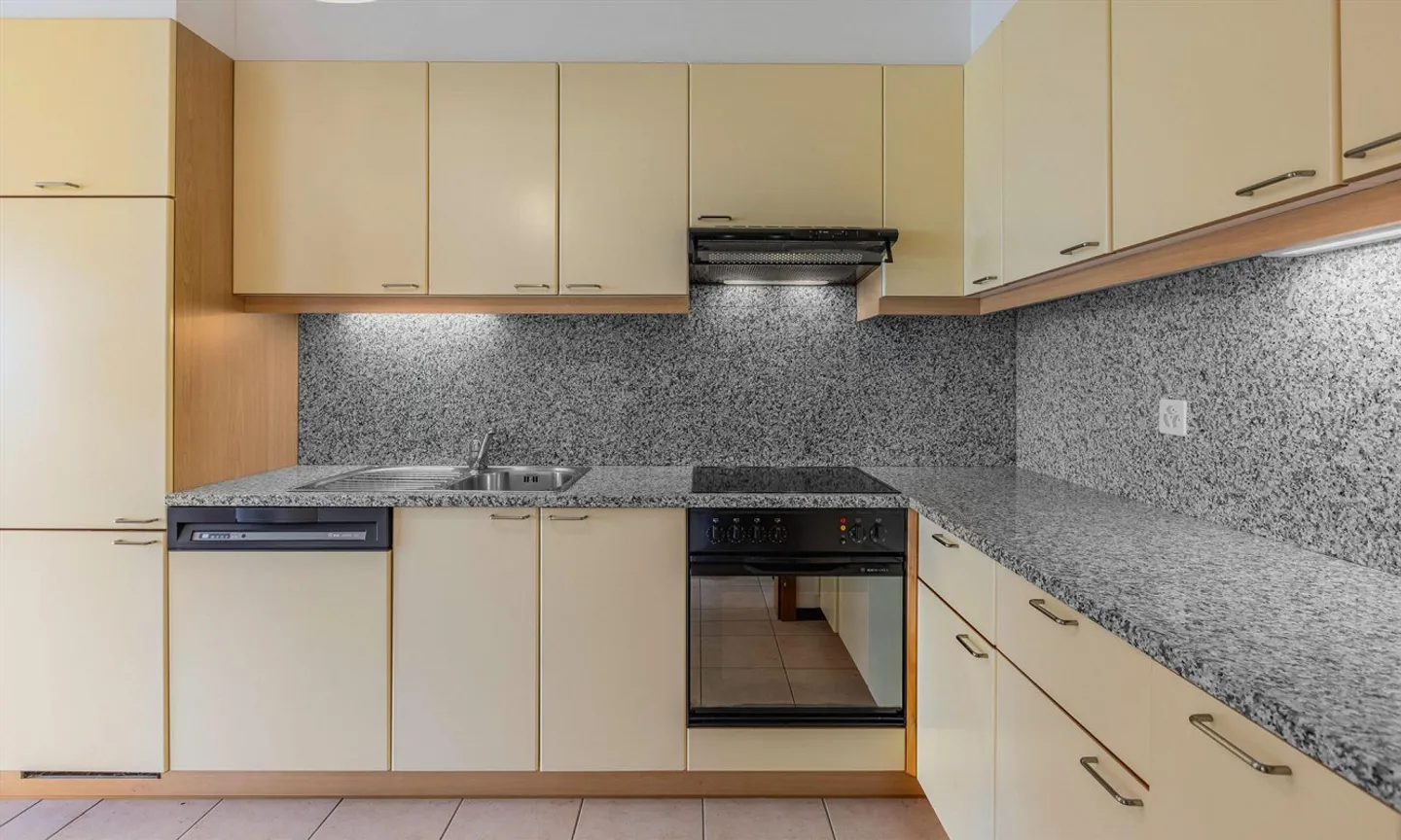 OCCASION - LOVELY END TOWNHOUSE OF 5.5 ROOMS IN VERNATE - Photo 5 of 13