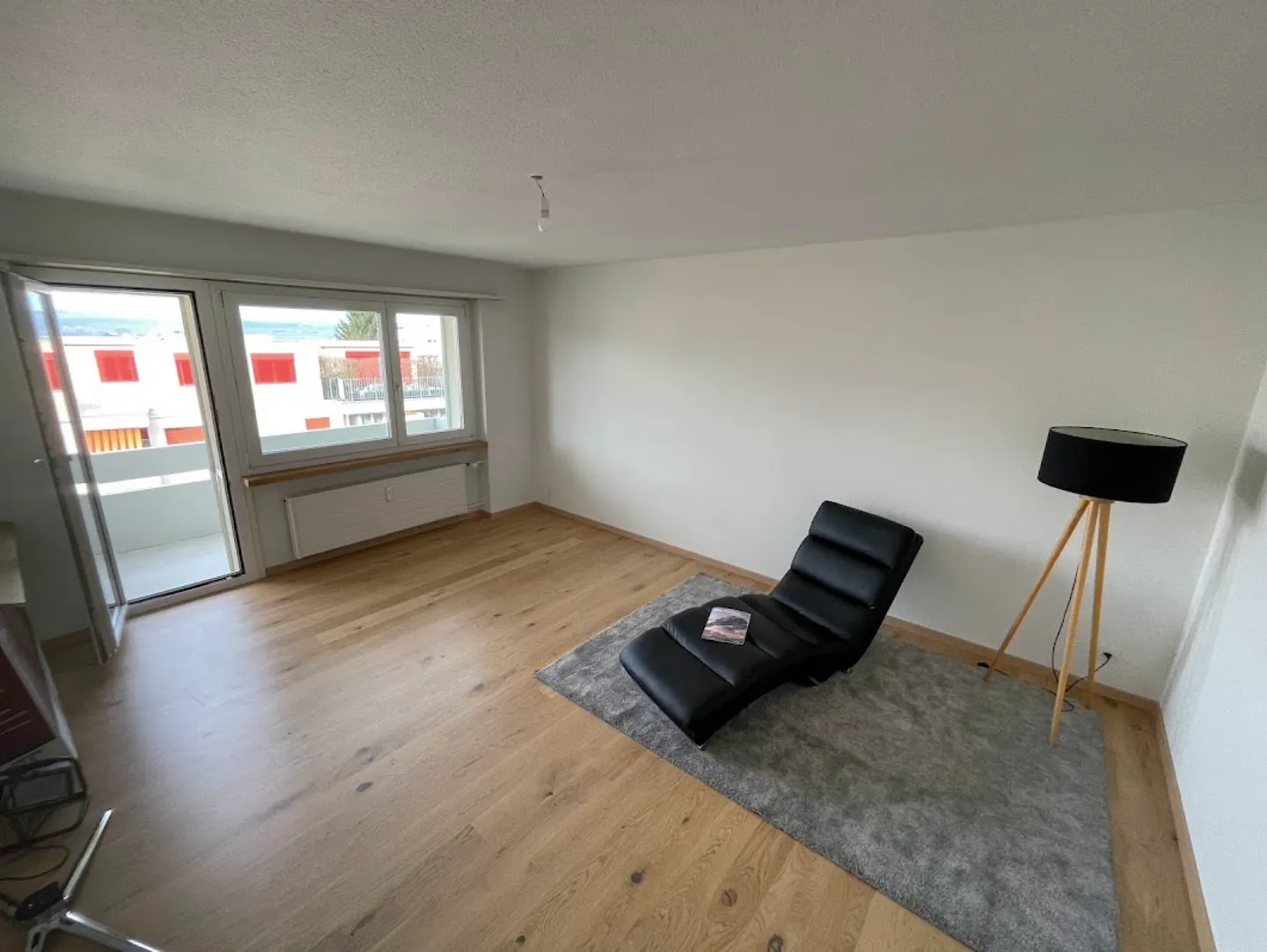 Appartamento arredato e recentemente ristrutturato con vista parziale sul lago - Foto 1 di 15