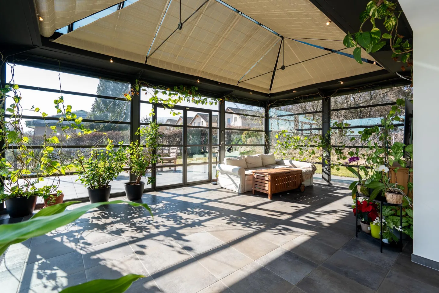 Geräumiges Familienhaus mit Garten - Foto 3 von 17