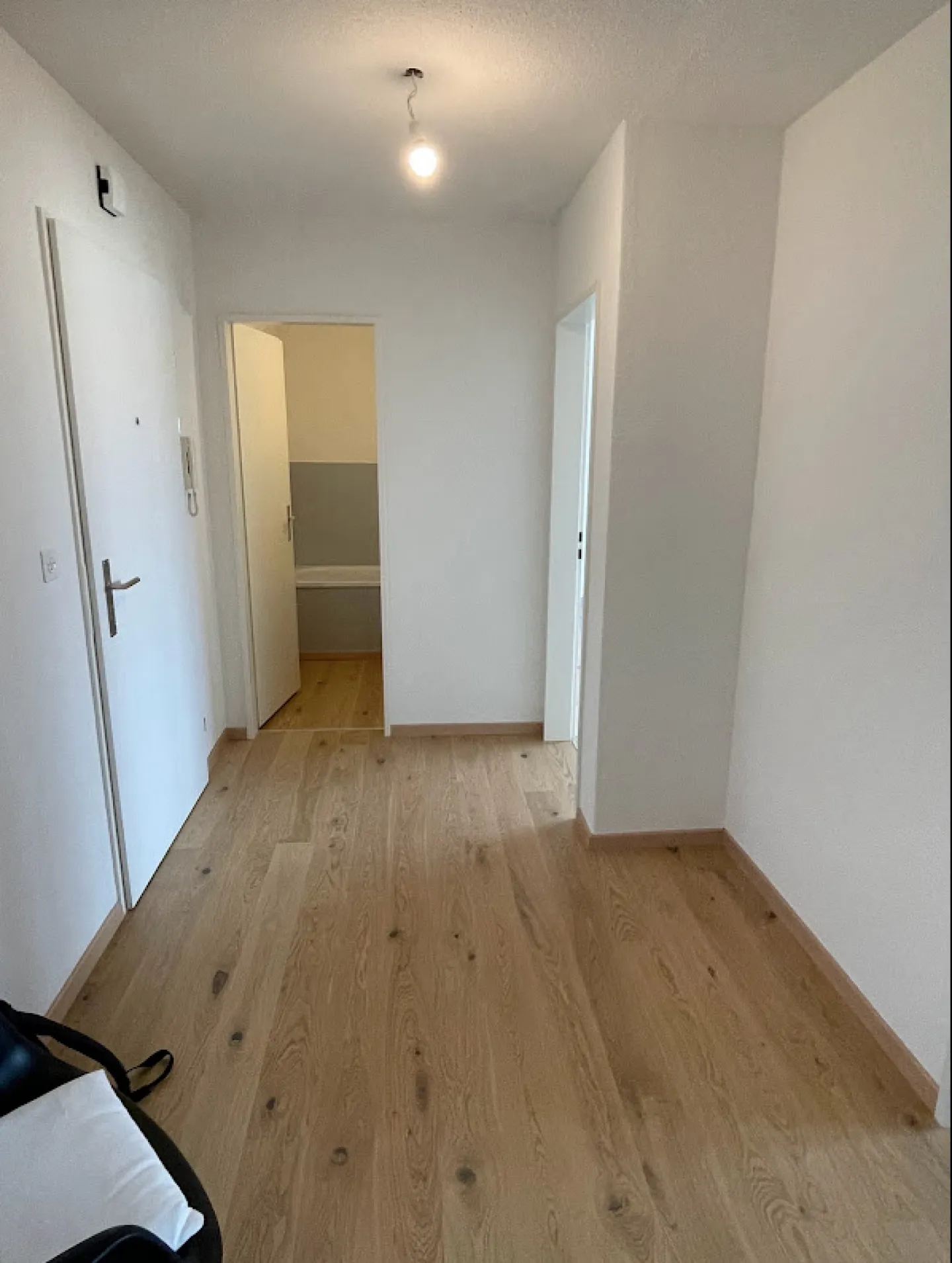 Appartamento arredato e recentemente ristrutturato con vista parziale sul lago - Foto 2 di 15