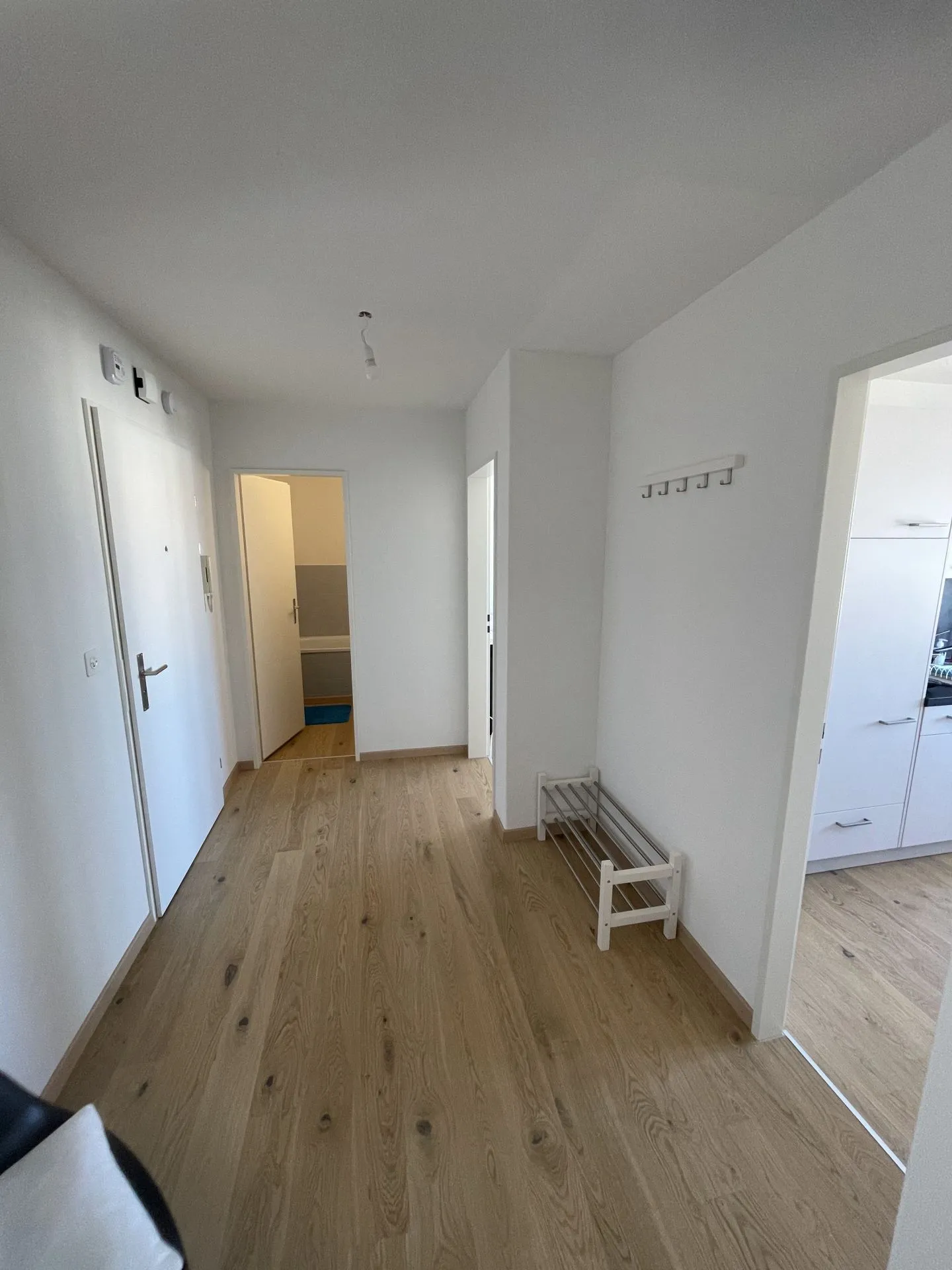 Appartamento arredato e recentemente ristrutturato con vista parziale sul lago - Foto 3 di 15