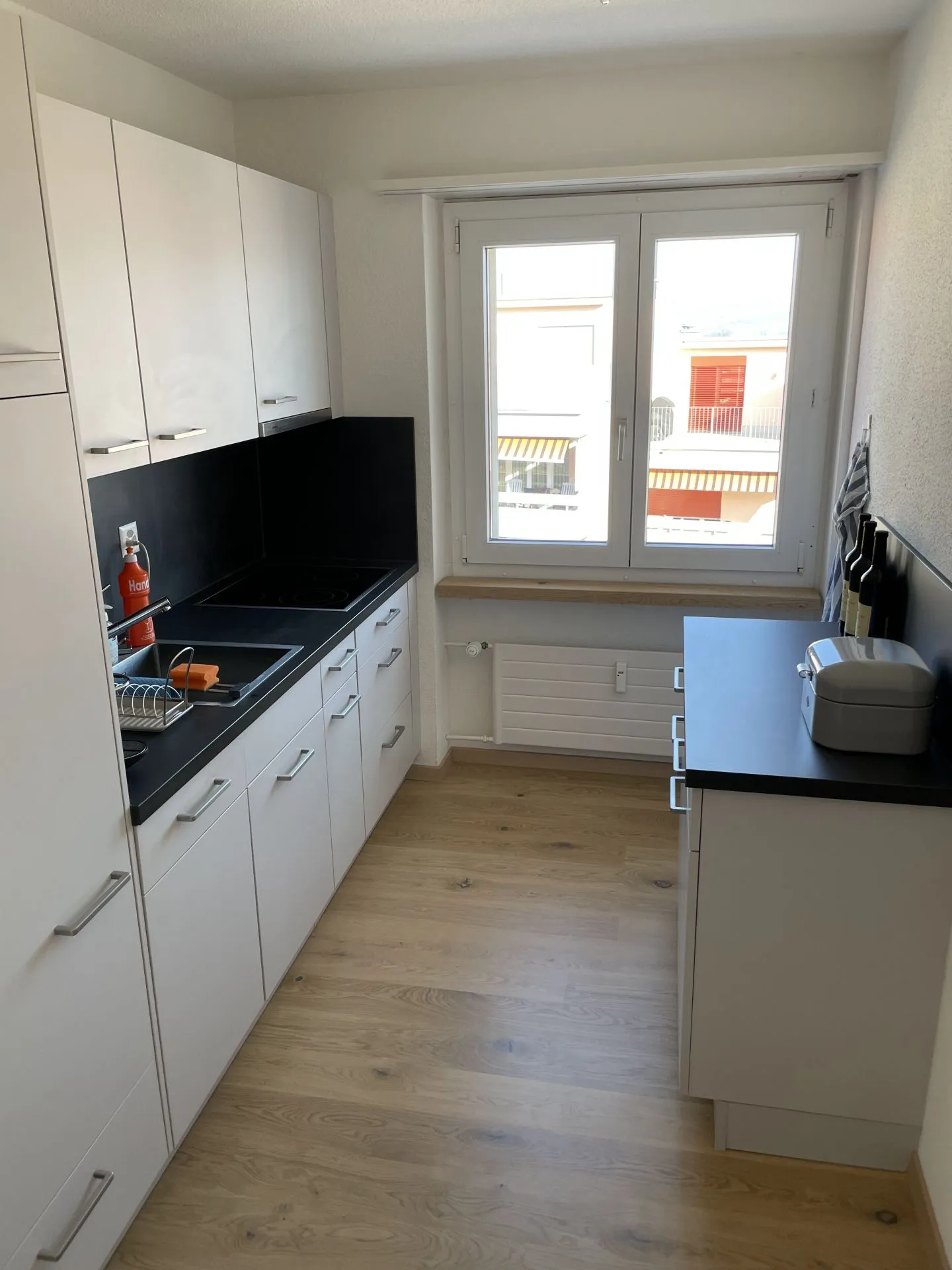 Appartamento arredato e recentemente ristrutturato con vista parziale sul lago - Foto 4 di 15