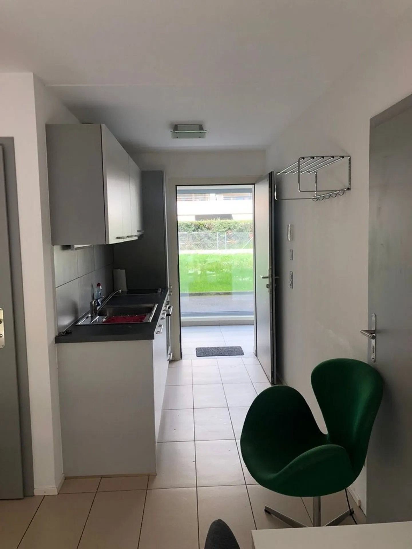 Studio con mobili e terrazza - Foto 2 di 5