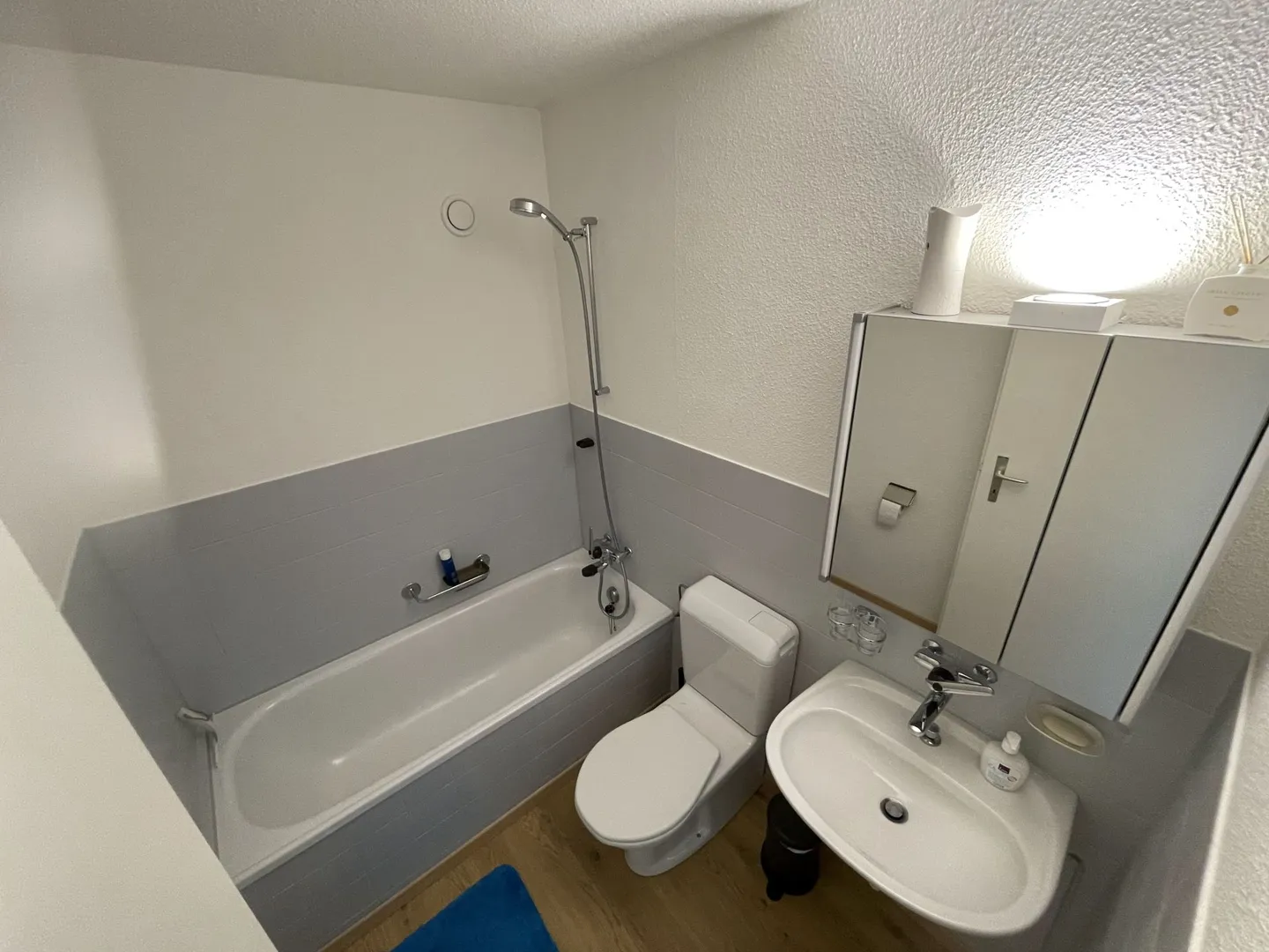 Appartamento arredato e recentemente ristrutturato con vista parziale sul lago - Foto 8 di 15