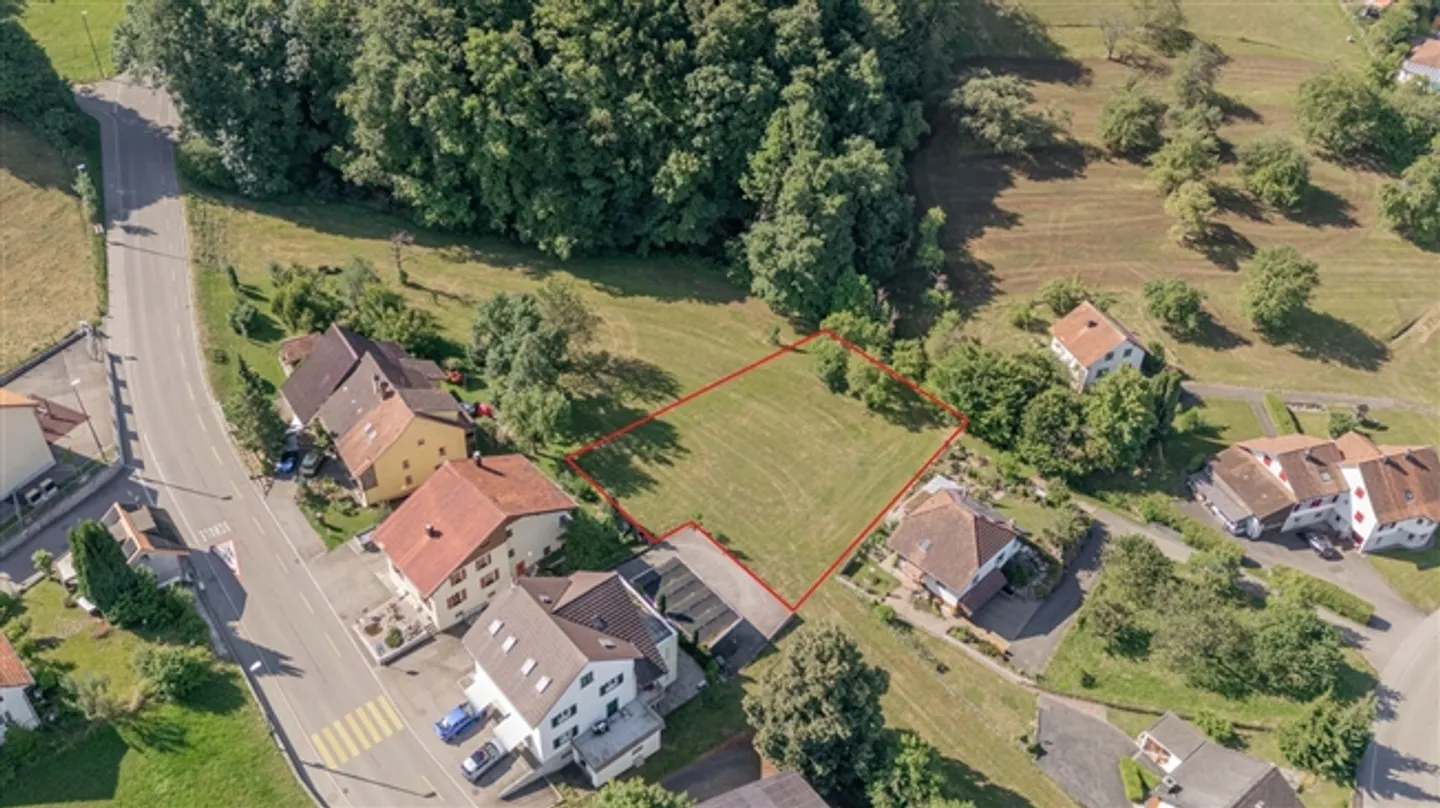 Terreno edificabile di 1'347 m2 in posizione idilliaca a Fehren - Foto 2 di 7