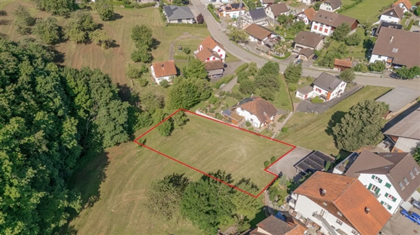 Terreno edificabile di 1'347 m2 in posizione idilliaca a Fehren - Foto 4 di 7