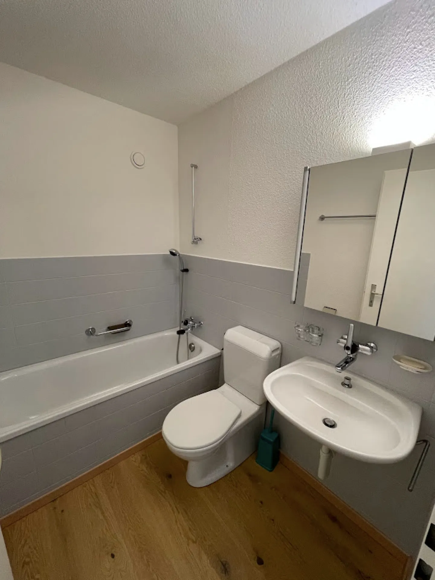 Appartamento arredato e recentemente ristrutturato con vista parziale sul lago - Foto 9 di 15