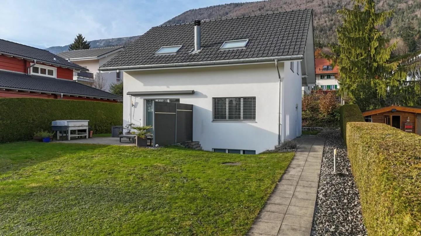 Your new home happiness: Modern home with spacious garden - Photo 20 of 27