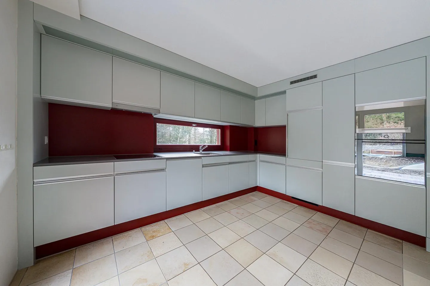 Spacious, family-friendly end-of-terrace house - Photo 6 of 12